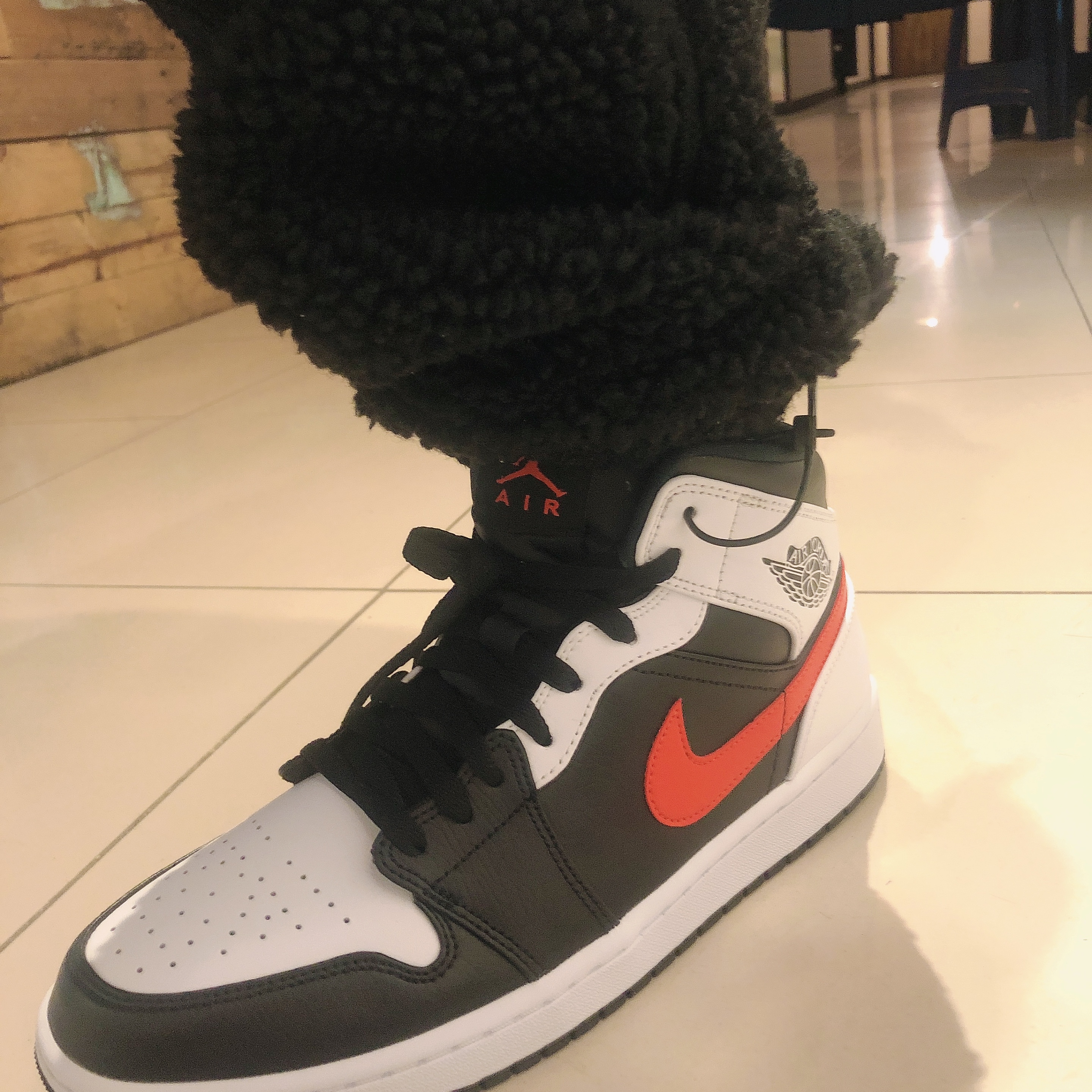 Jordan 1 Mid Black Chile Red 착용 스타일 - 2