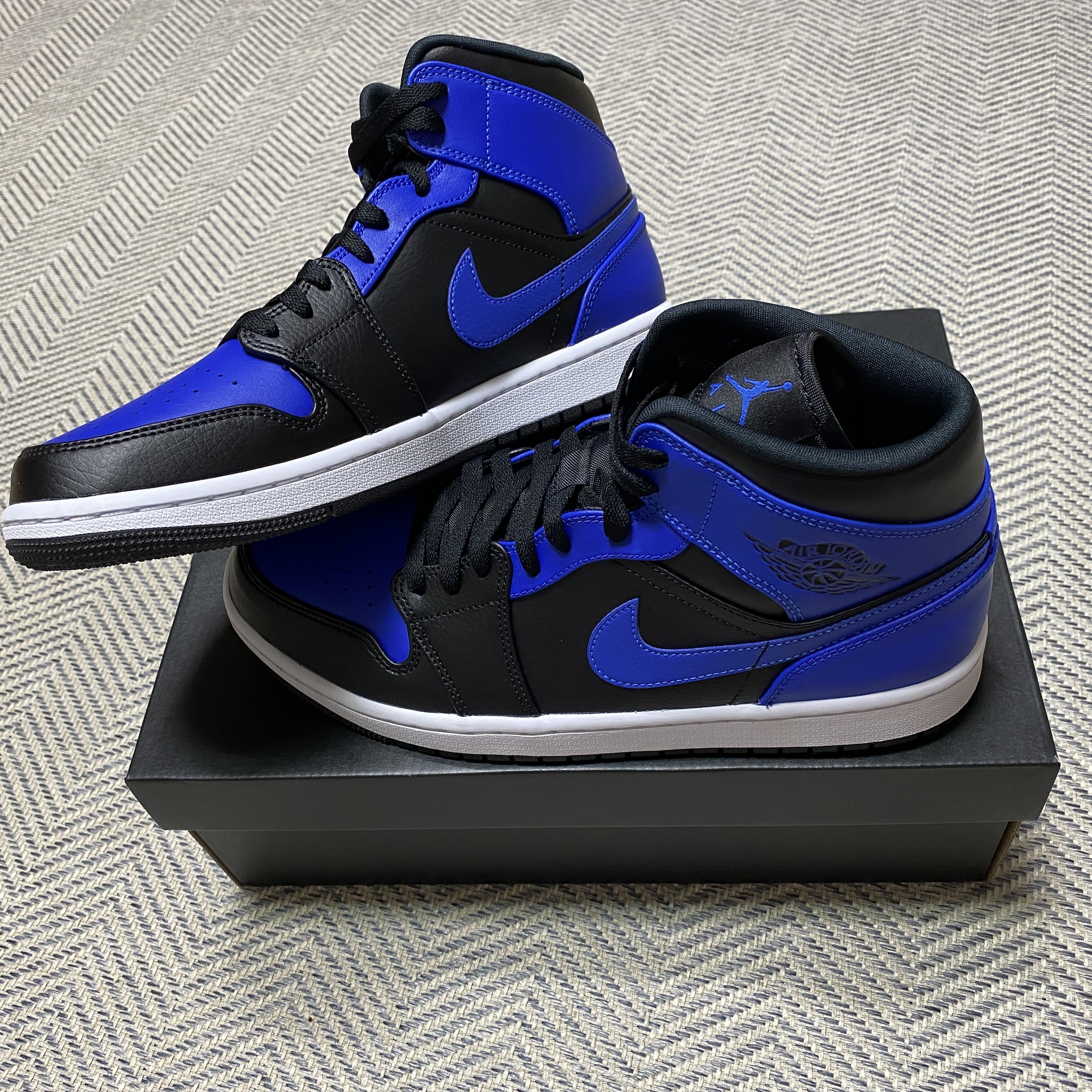 Jordan 1 Mid Black Hyper Royal 착용 스타일 - 3
