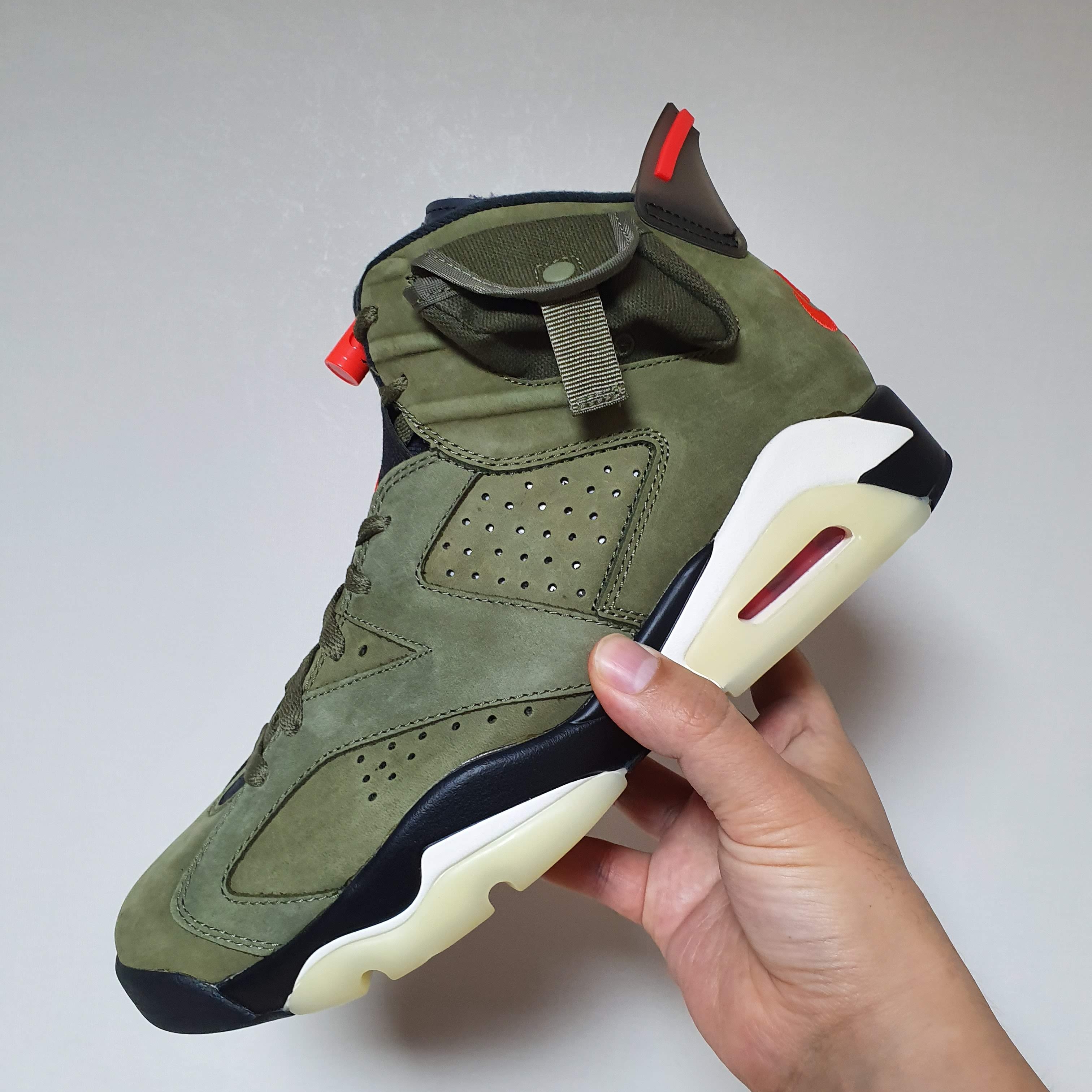 Jordan 6 x Travis Scott Retro Olive 착용 스타일 - 1