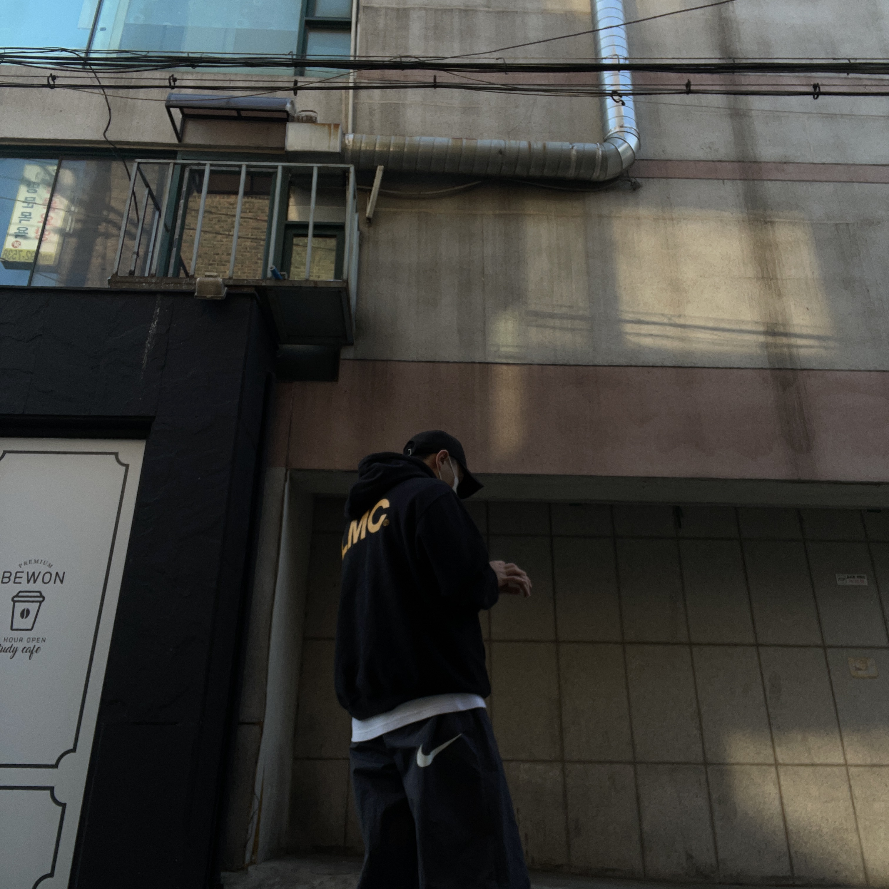 Nike x Stussy Beach Pants Off Noir 착용 스타일 - 1