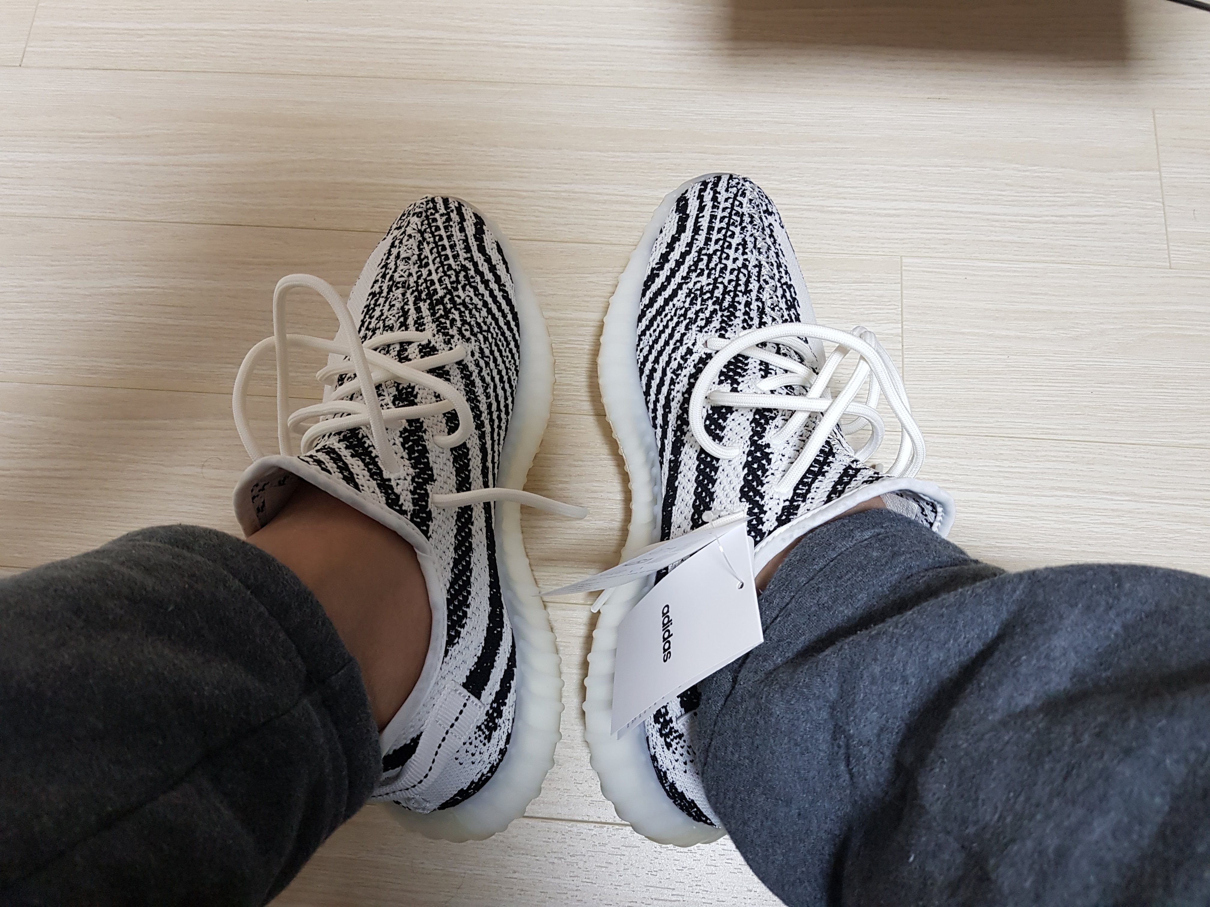 Adidas Yeezy Boost 350 V2 Zebra 2017/2019/2020 착용 스타일
