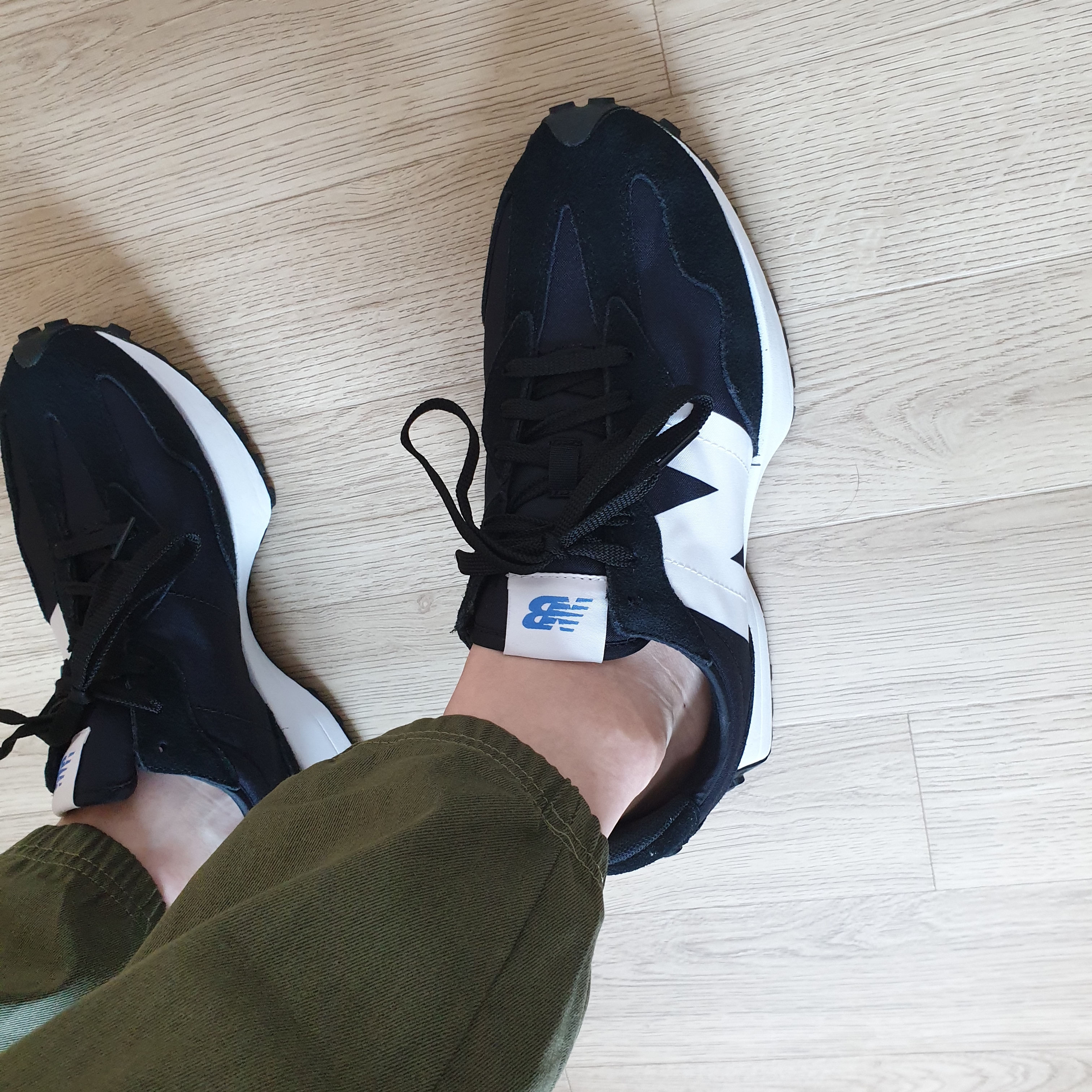 New Balance 327 Black 착용 스타일 - 4