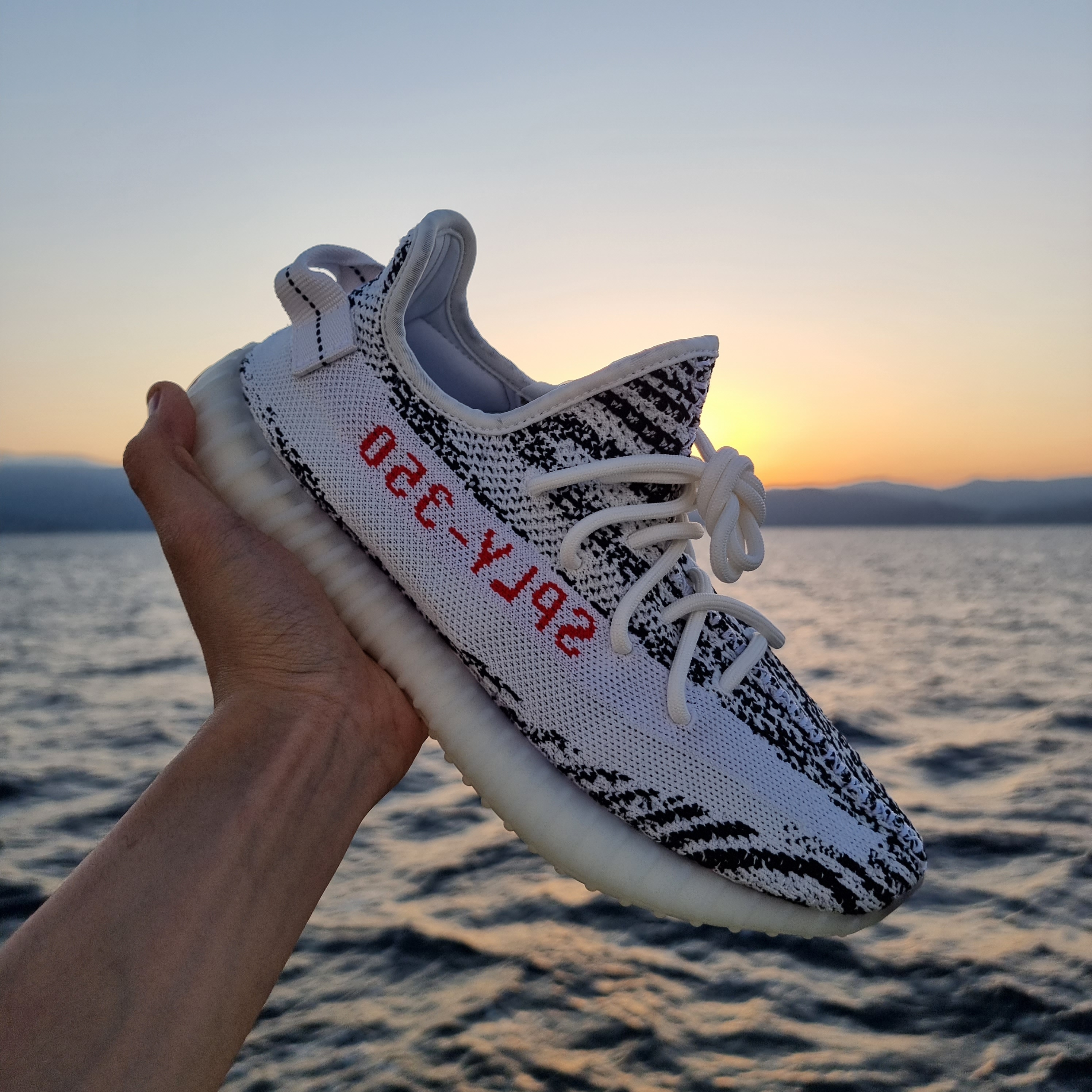 Adidas Yeezy Boost 350 V2 Zebra 2017/2019/2020 착용 스타일 - 2