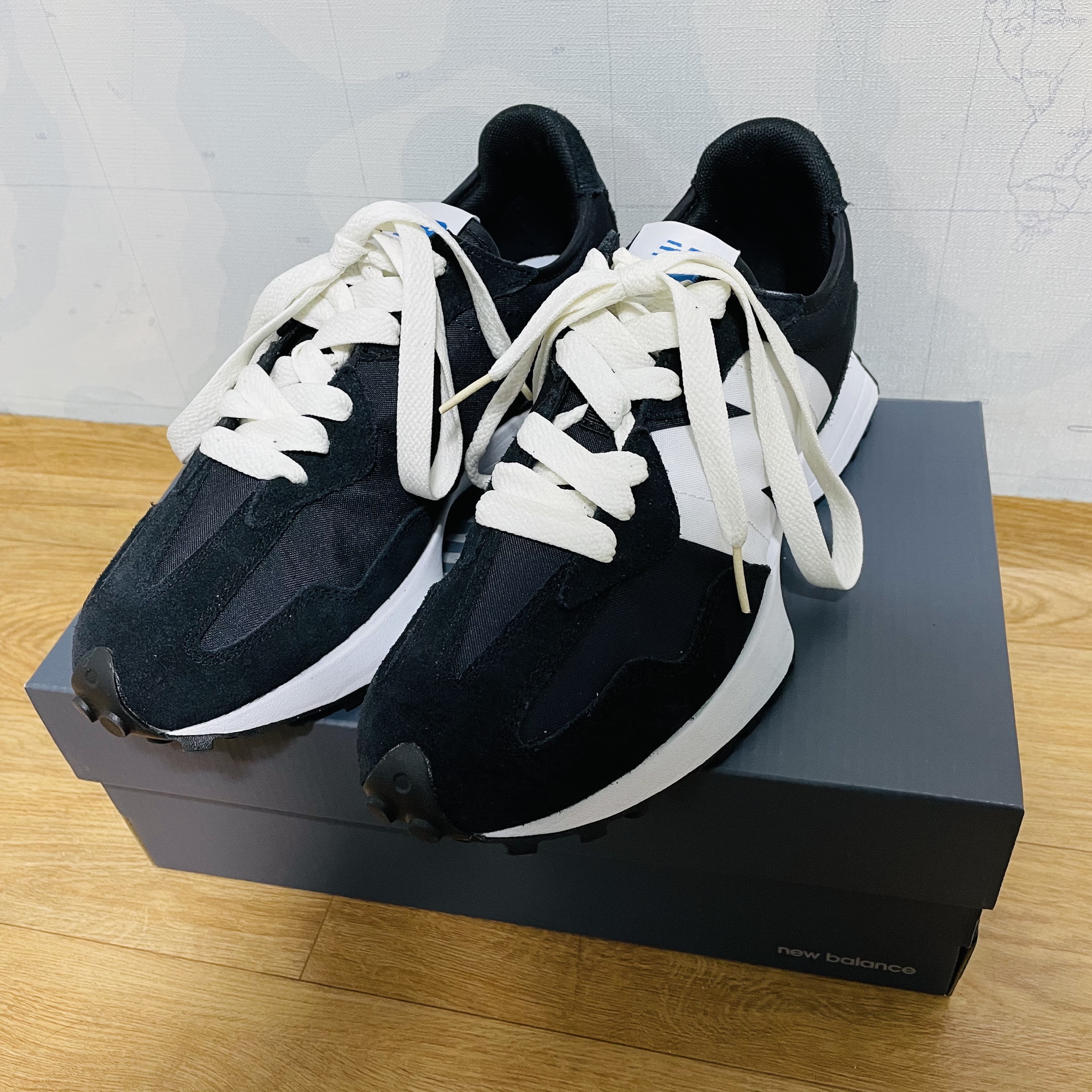 New Balance 327 Black 착용 스타일 - 1