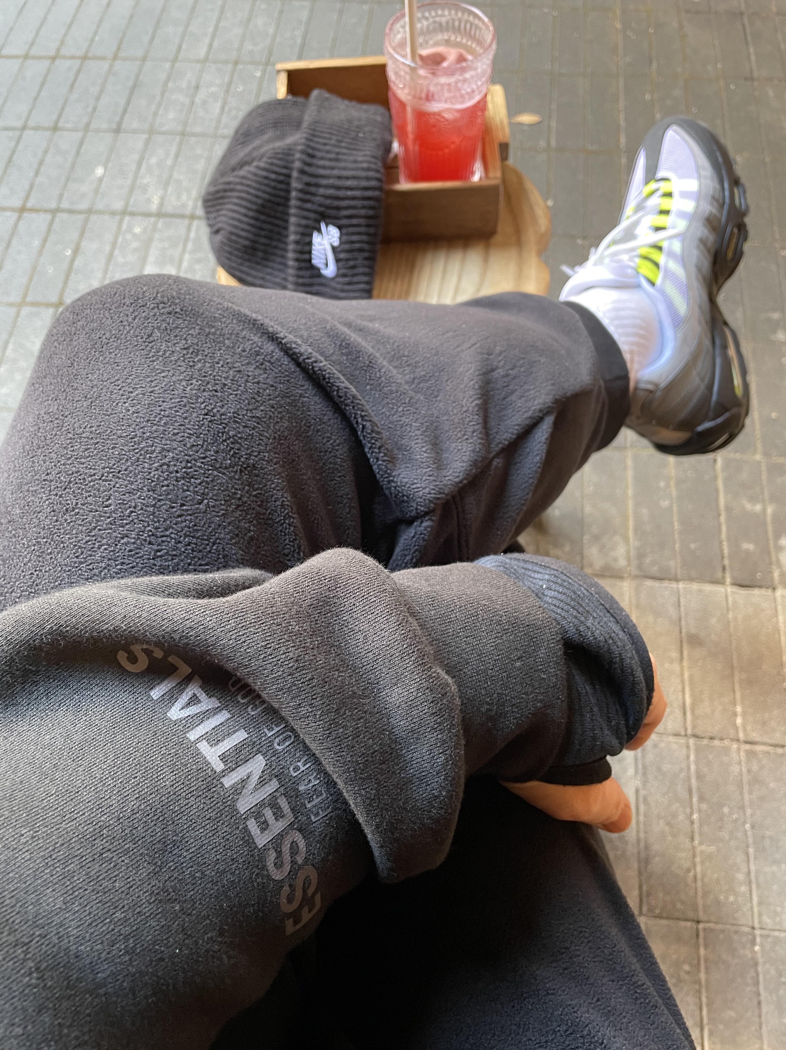 Nike Air Max 95 OG Neon Yellow 2020, Essentials 3D Silicon Applique Crewneck Dark Slate/Black 2020 착용 스타일