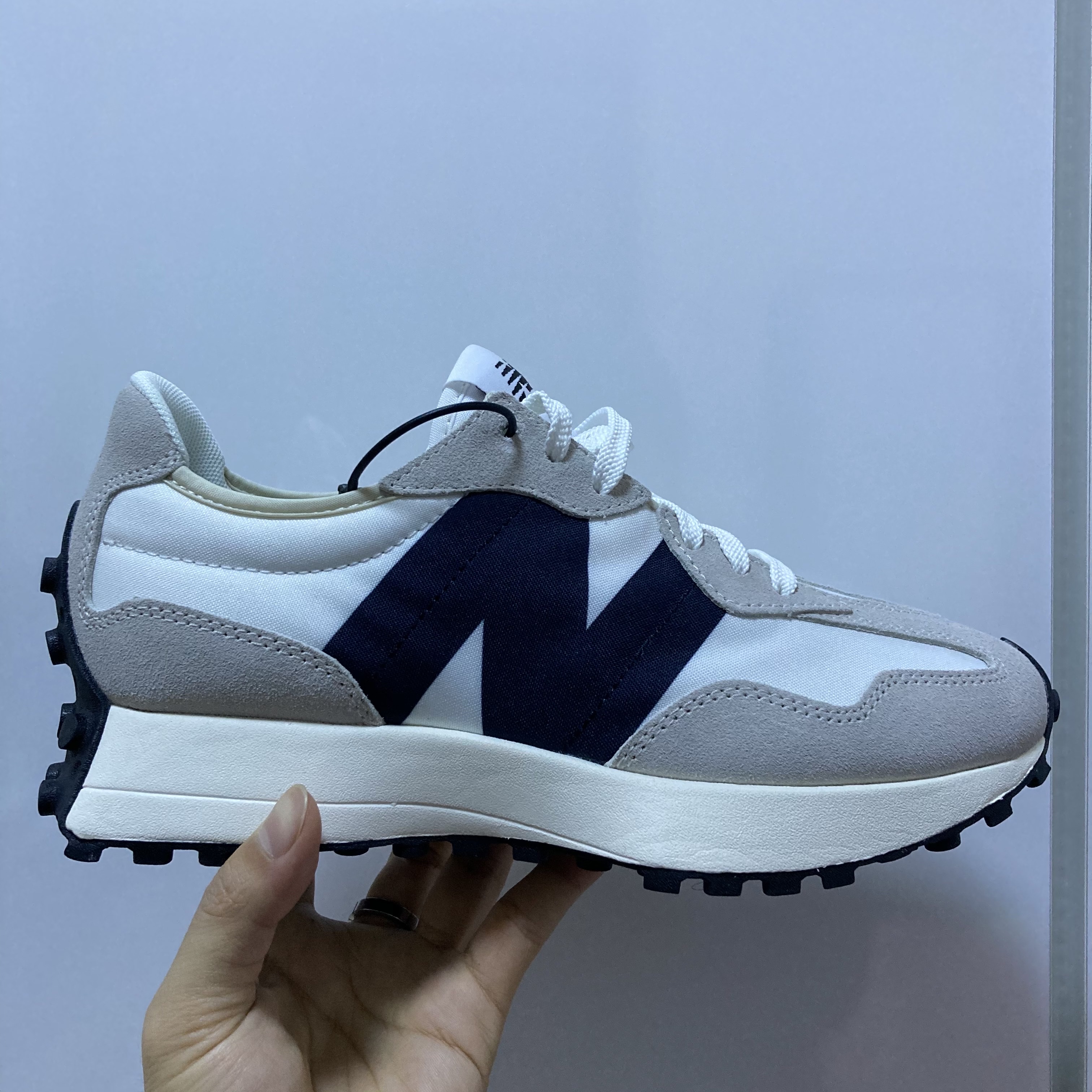 New Balance 327 White Black 착용 스타일 - 1