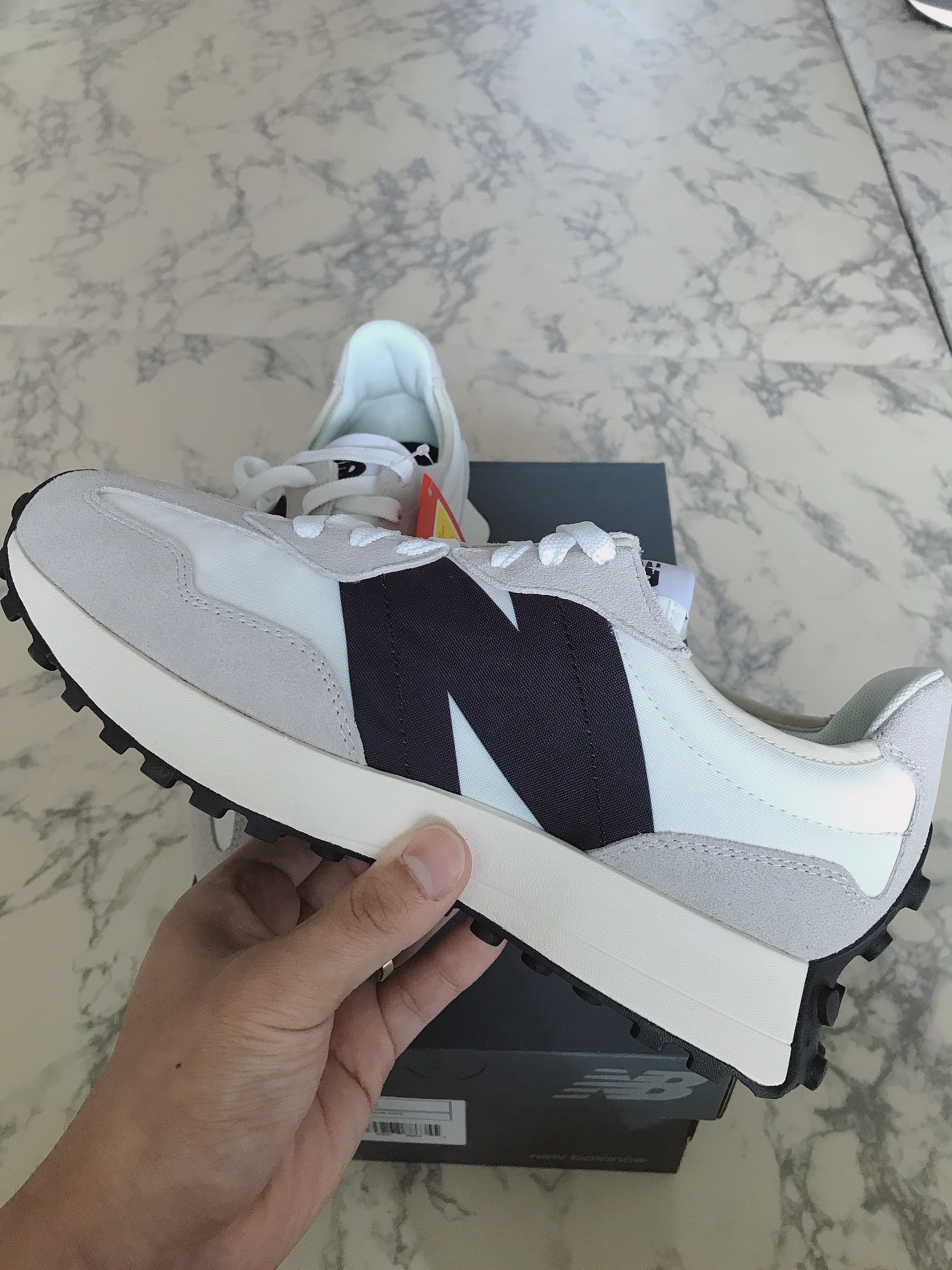 New Balance 327 White Black 착용 스타일 - 1
