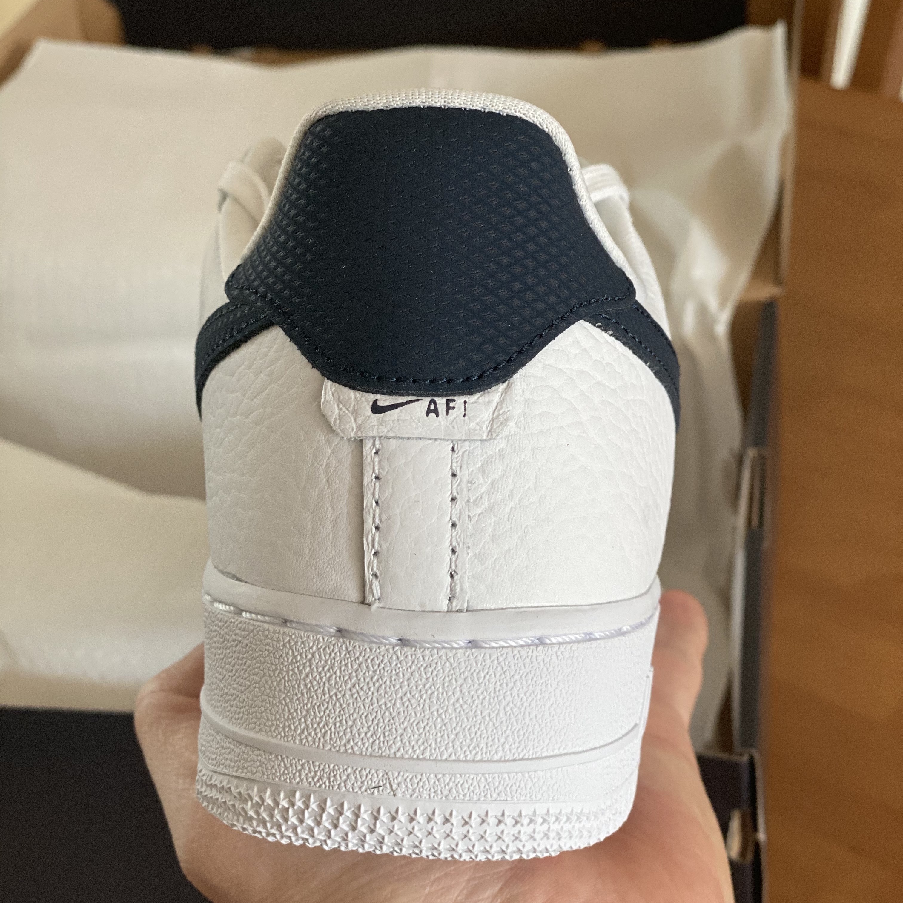 Nike Air Force 1 '07 Craft White & Obsidian 착용 스타일 - 3