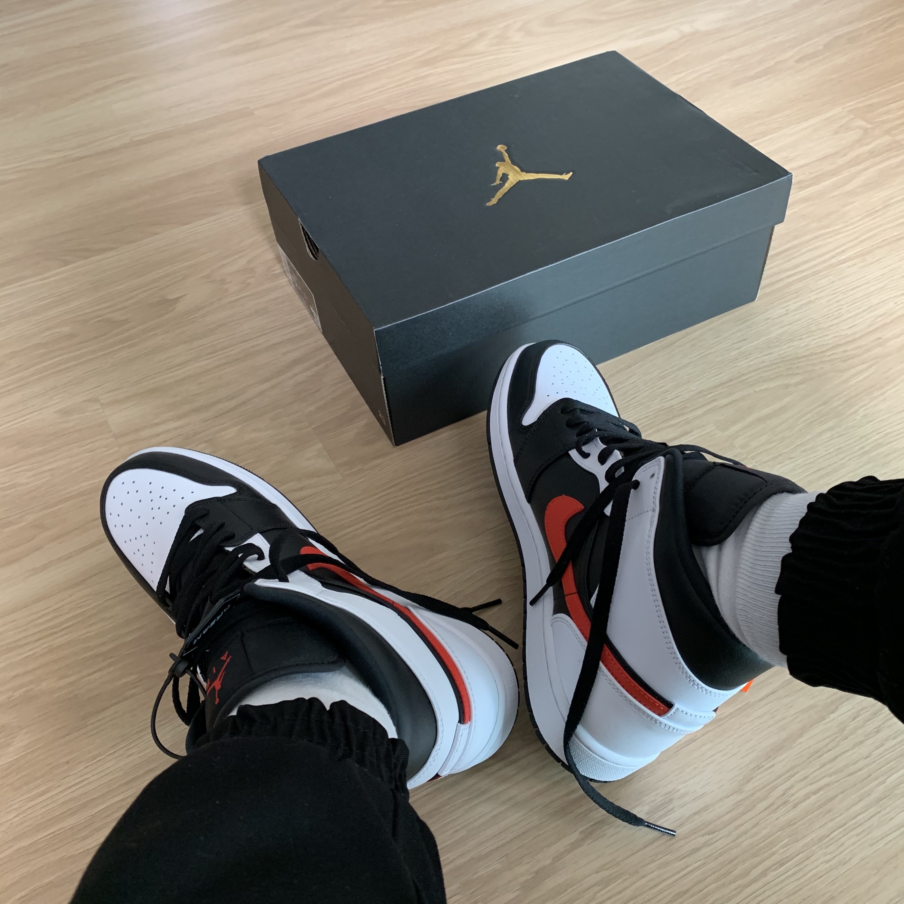 Jordan 1 Mid Black Chile Red 착용 스타일 - 1