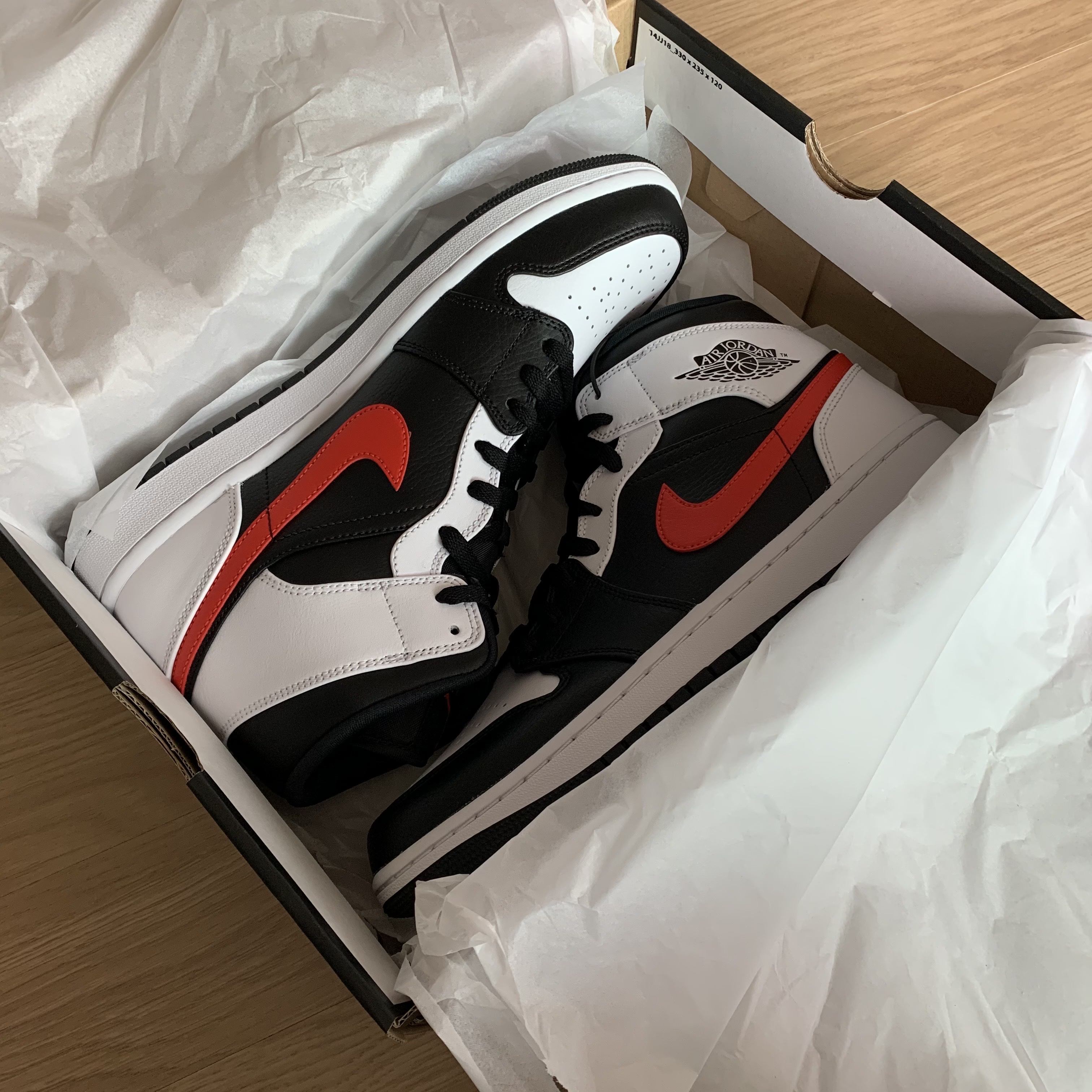 Jordan 1 Mid Black Chile Red 착용 스타일 - 2