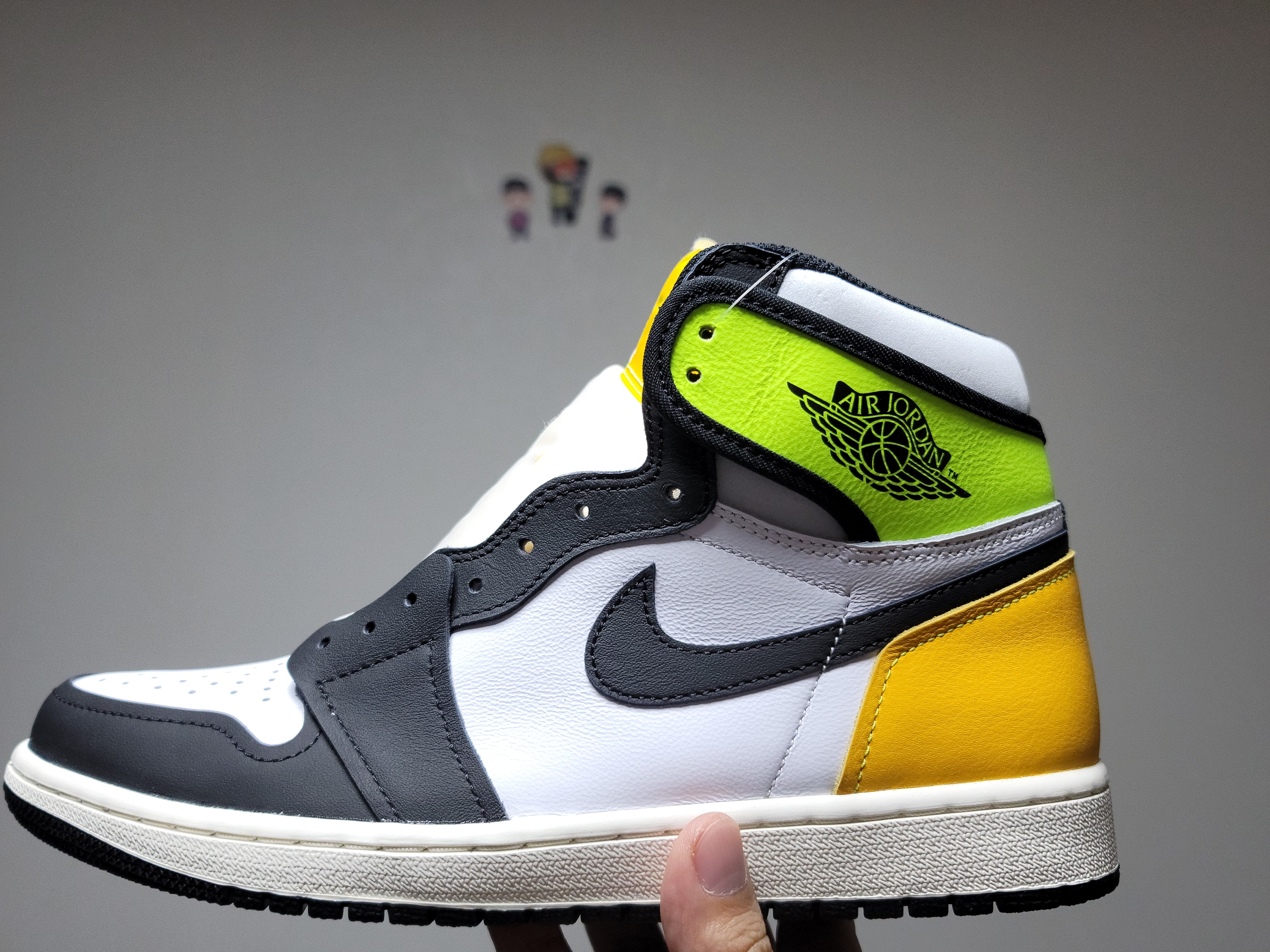 Jordan 1 Retro High OG Volt Gold ์ฐฉ์ฉ ์คํ์ผ