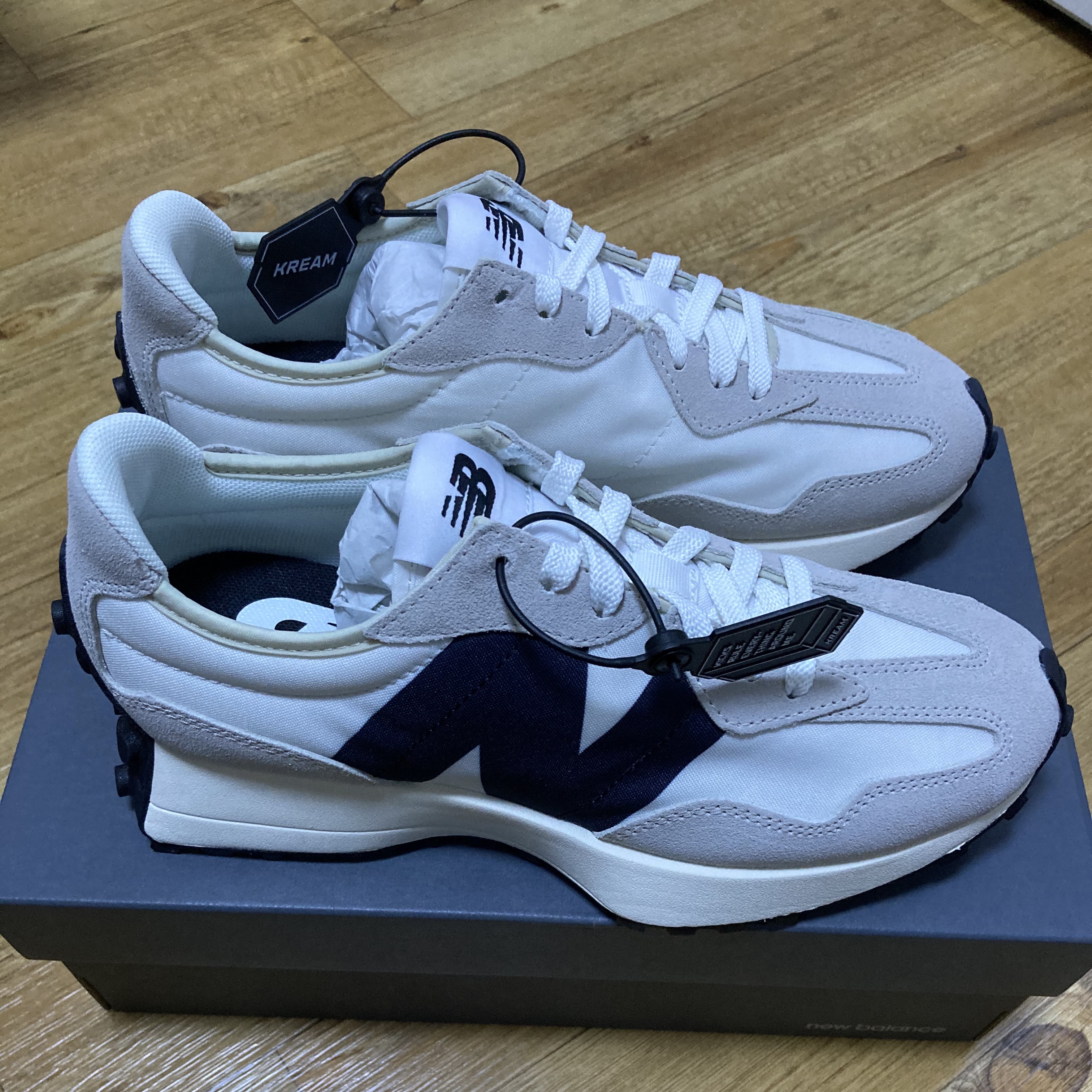 New Balance 327 White Black 착용 스타일 - 2