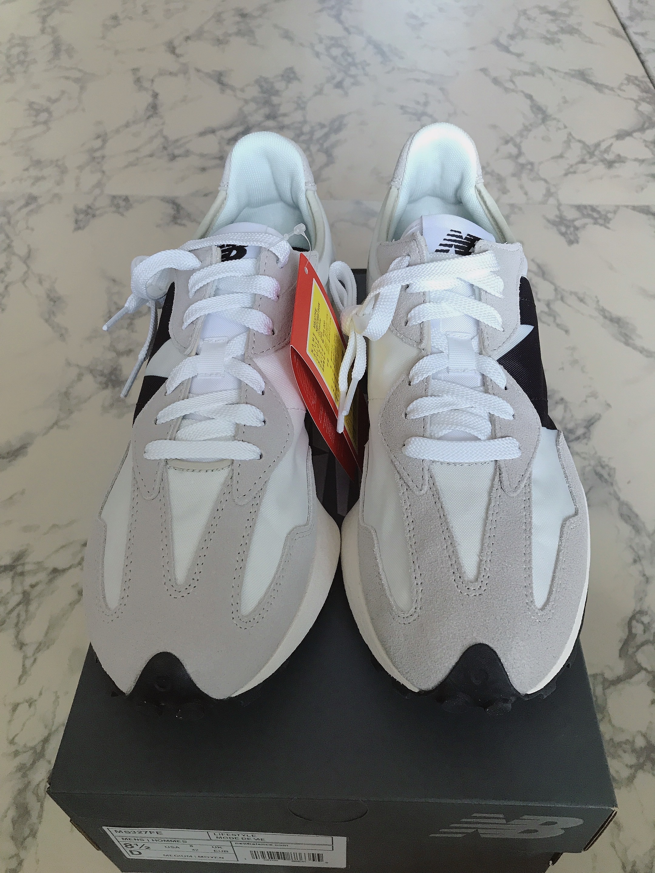New Balance 327 White Black 착용 스타일 - 2