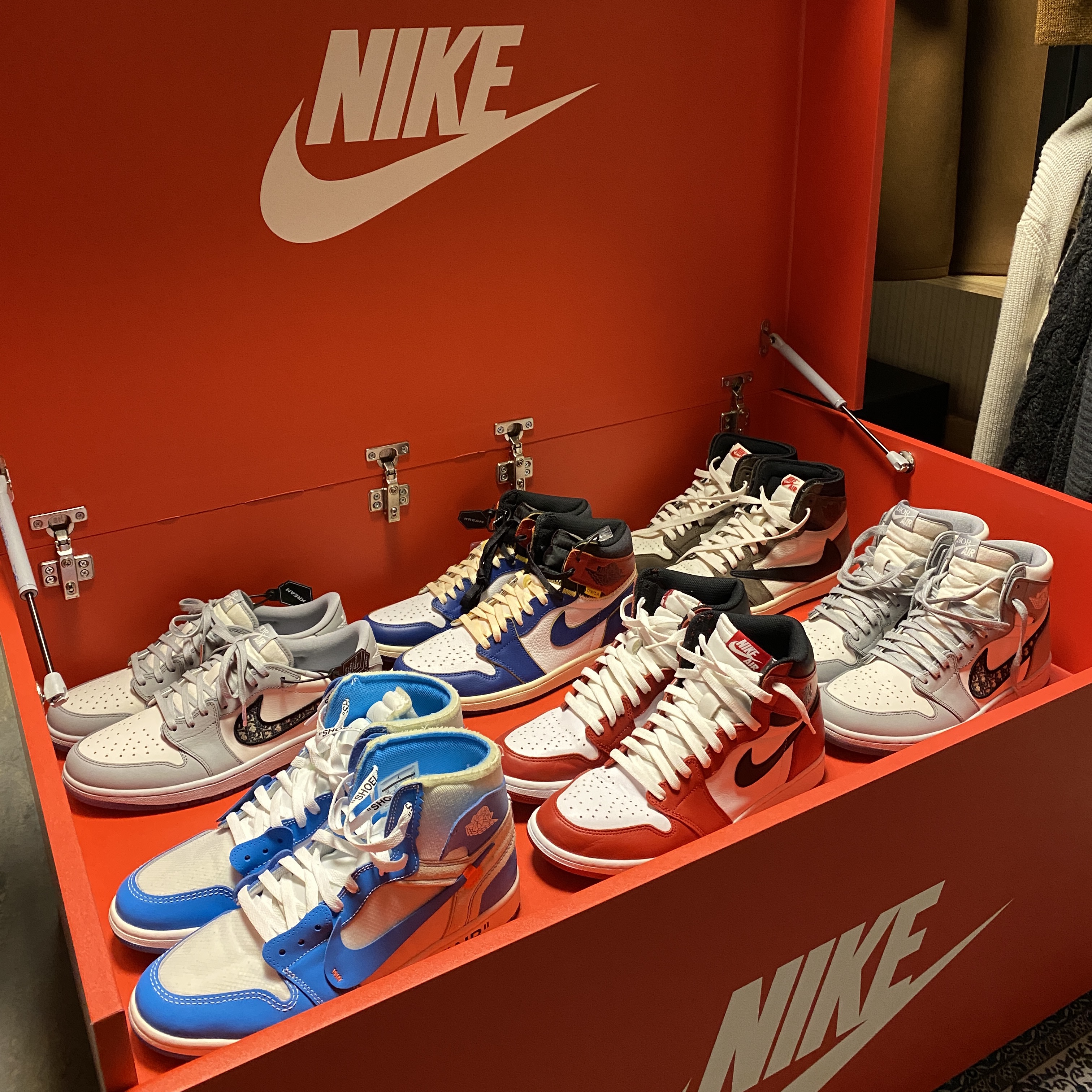 Jordan 1 Retro High OG Chicago 2015, Jordan 1 x Travis Scott Retro High OG SP Mocha 착용 스타일