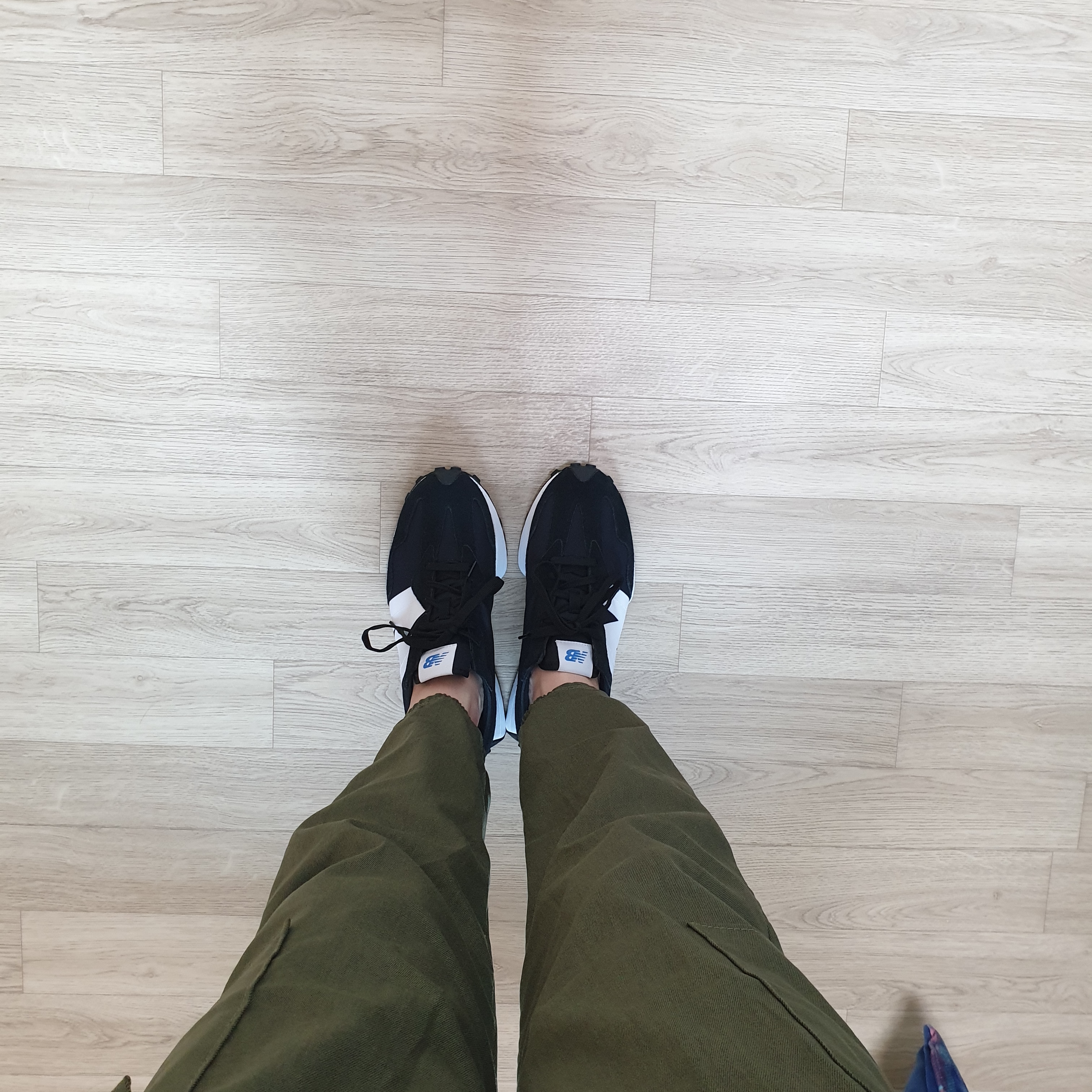 New Balance 327 Black 착용 스타일 - 5