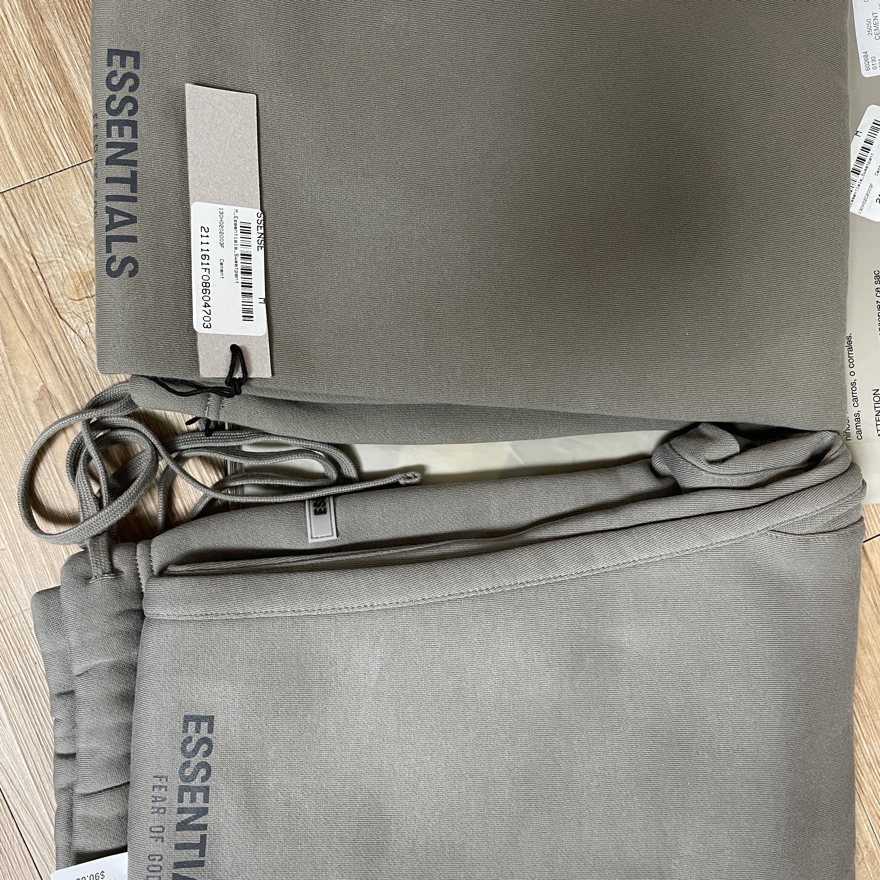 Essentials Sweatpants Cement - 20FW, Essentials Sweatpants Gray Flannel/Charcoal - 20SS 착용 스타일