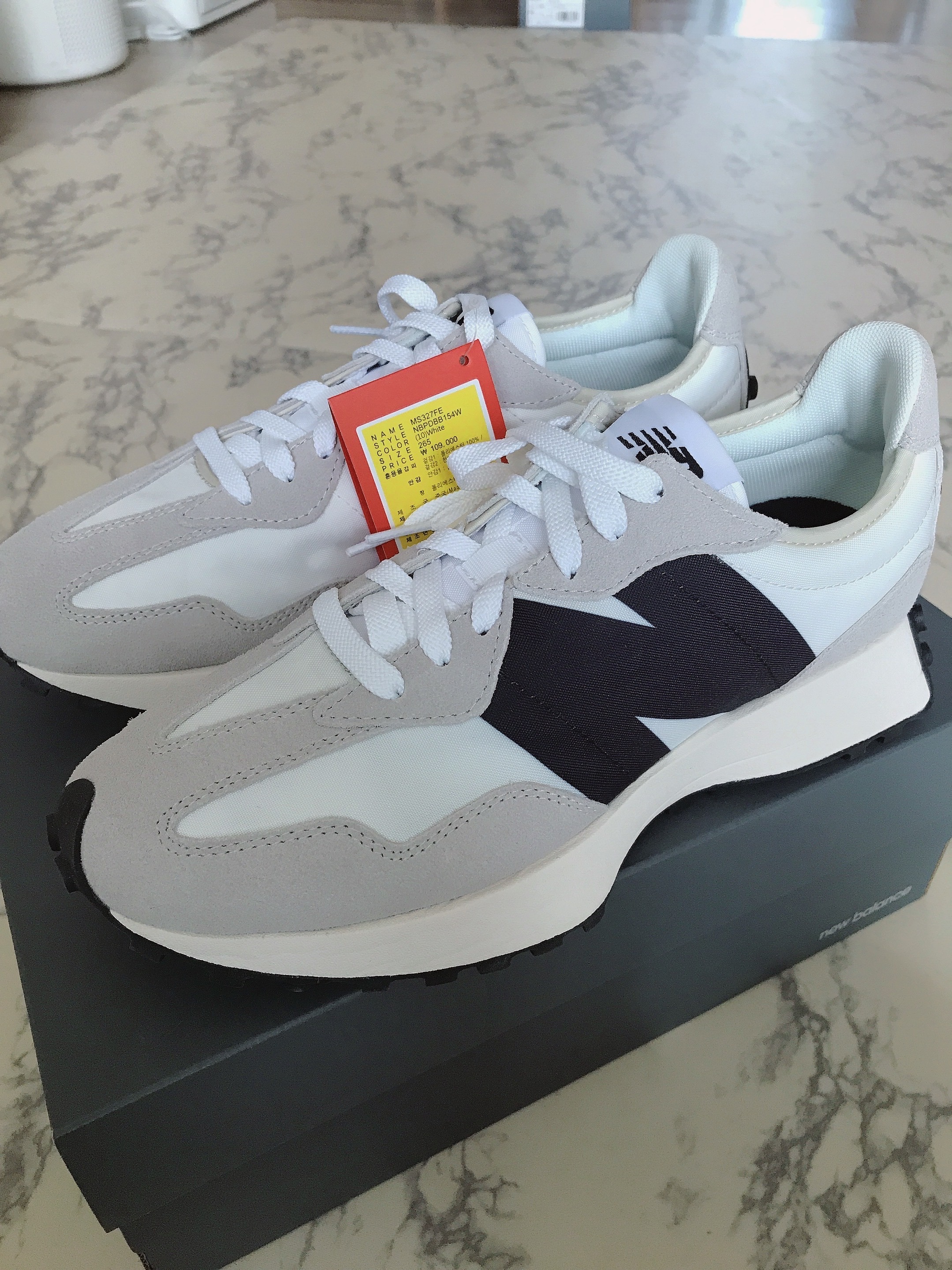 New Balance 327 White Black 착용 스타일 - 3