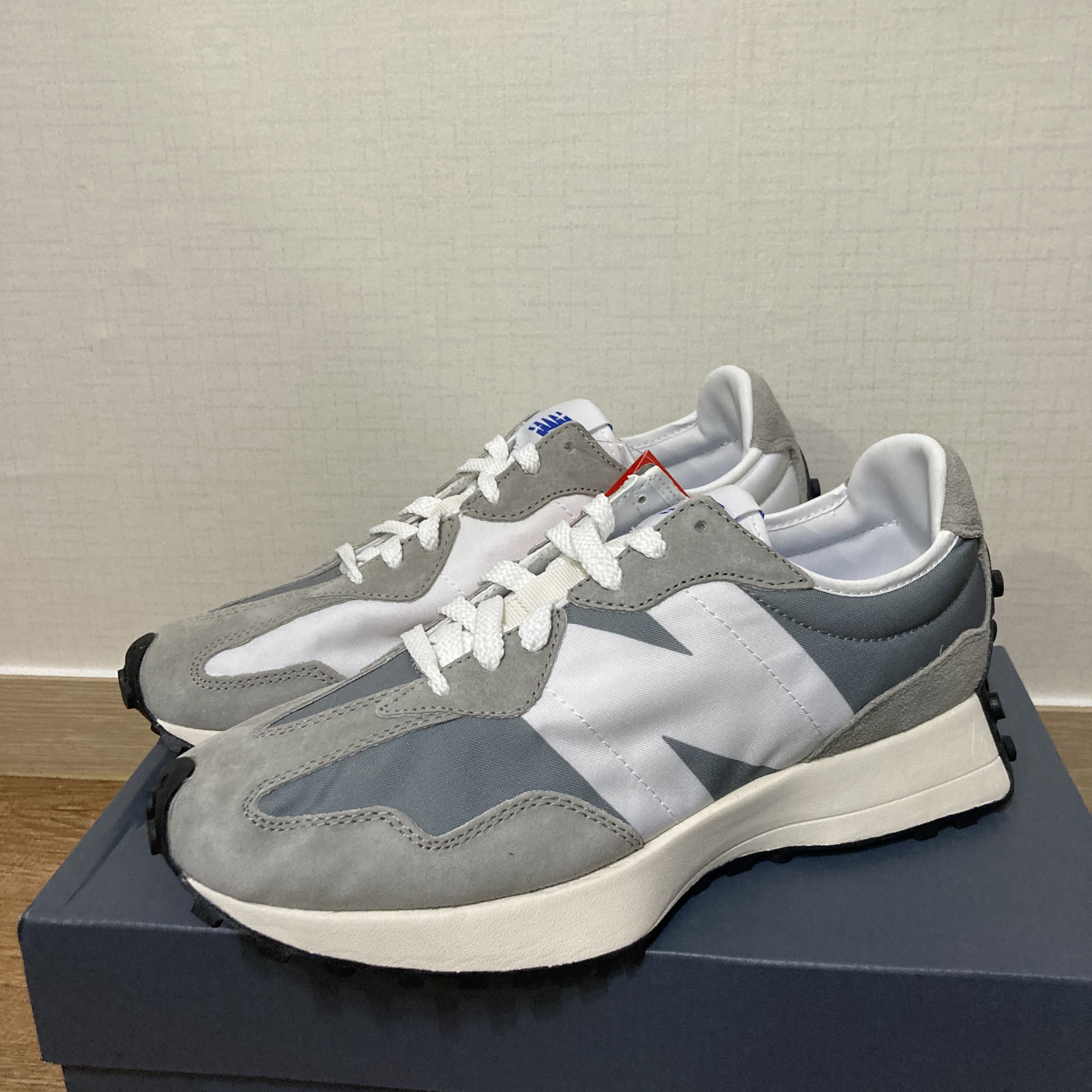 New Balance 327 Grey 착용 스타일 - 1