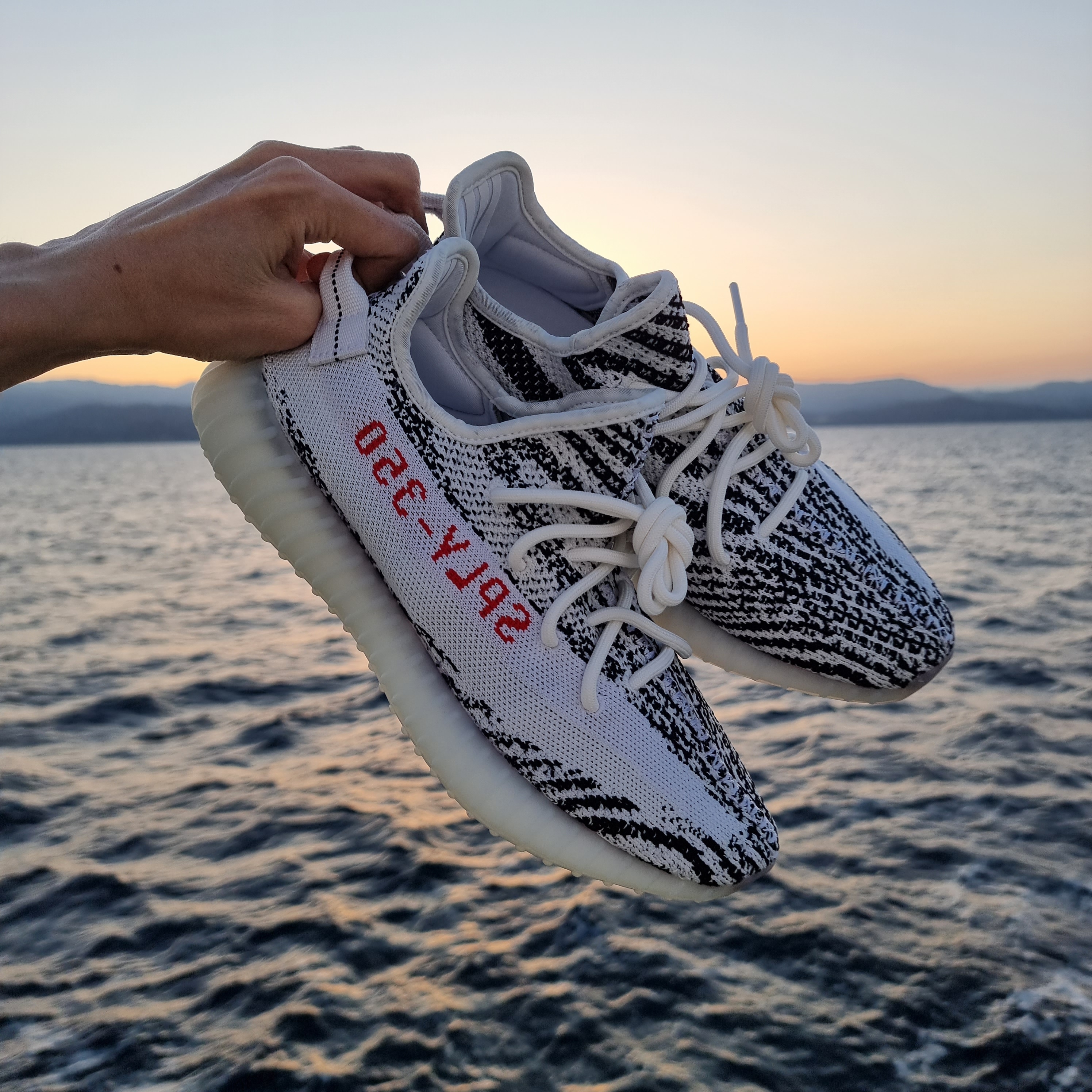 Adidas Yeezy Boost 350 V2 Zebra 2017/2019/2020 착용 스타일 - 1