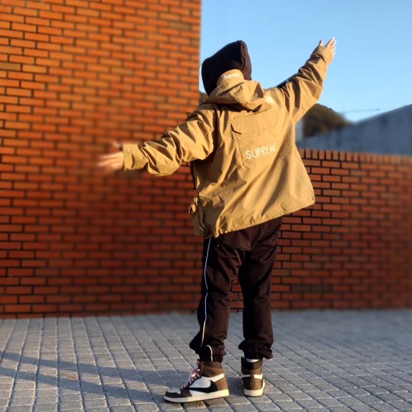 Jordan 1 x Travis Scott Retro High OG SP Mocha, Supreme x The North Face Cargo Jacket Gold - 20SS 착용 스타일