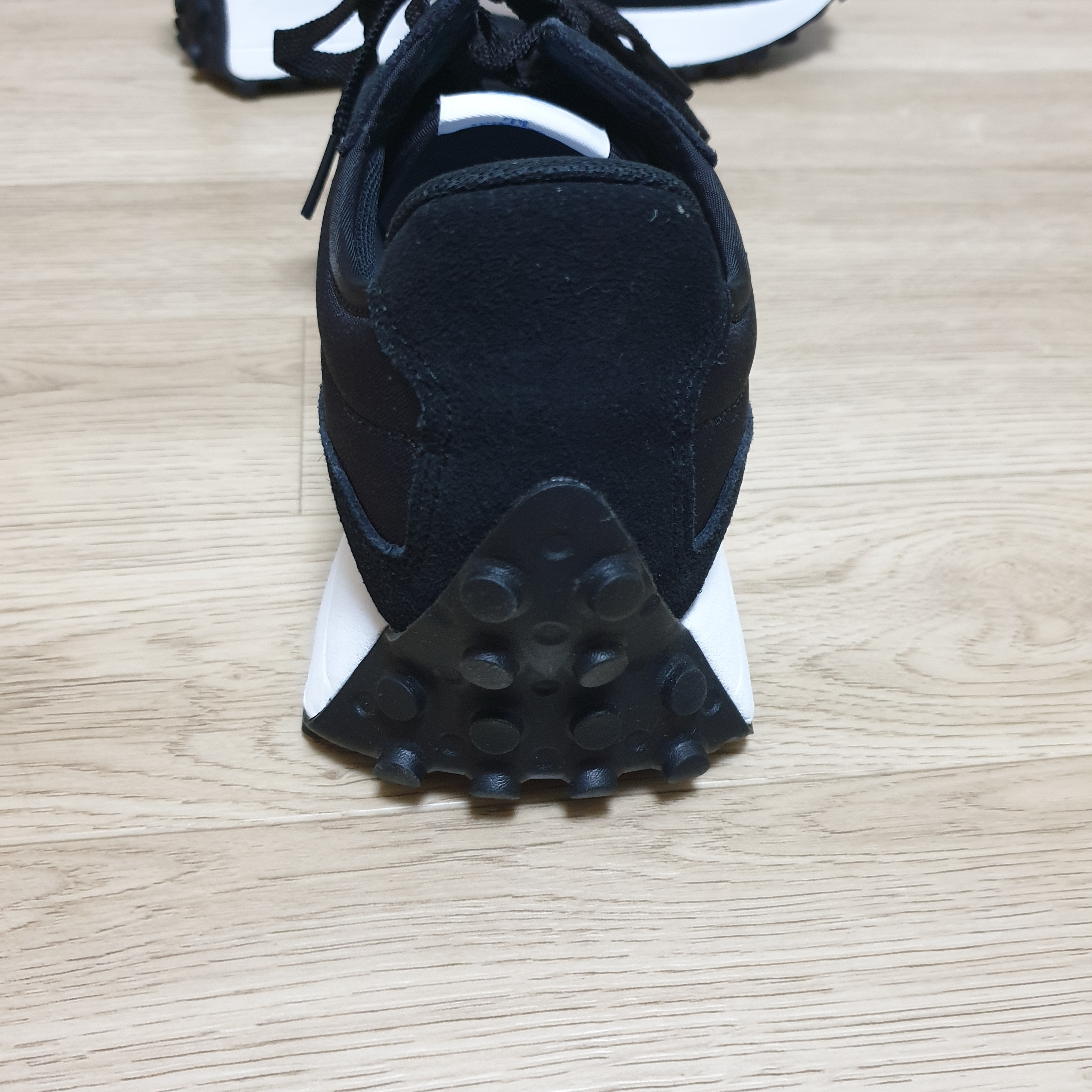 New Balance 327 Black 착용 스타일 - 3