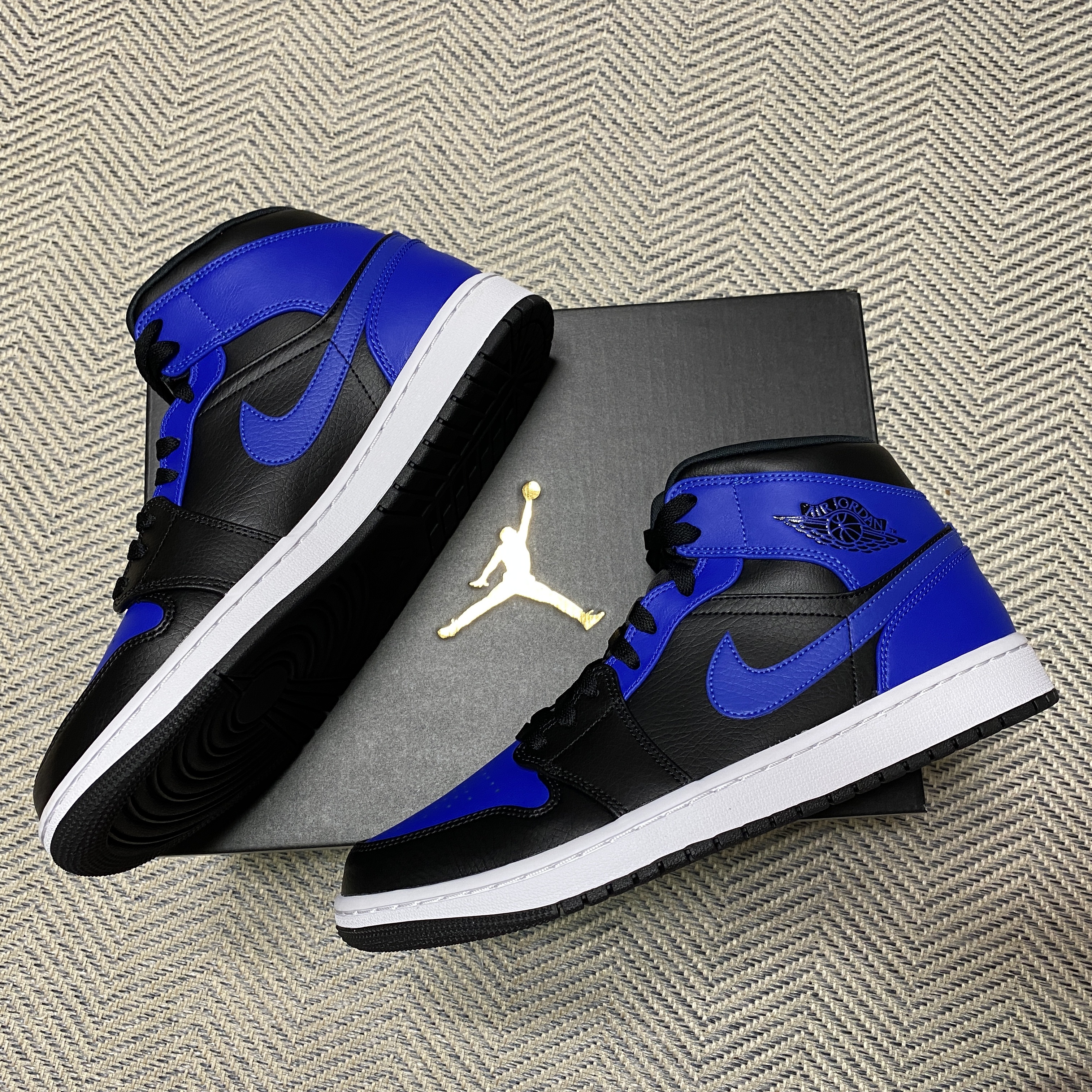 Jordan 1 Mid Black Hyper Royal 착용 스타일 - 1