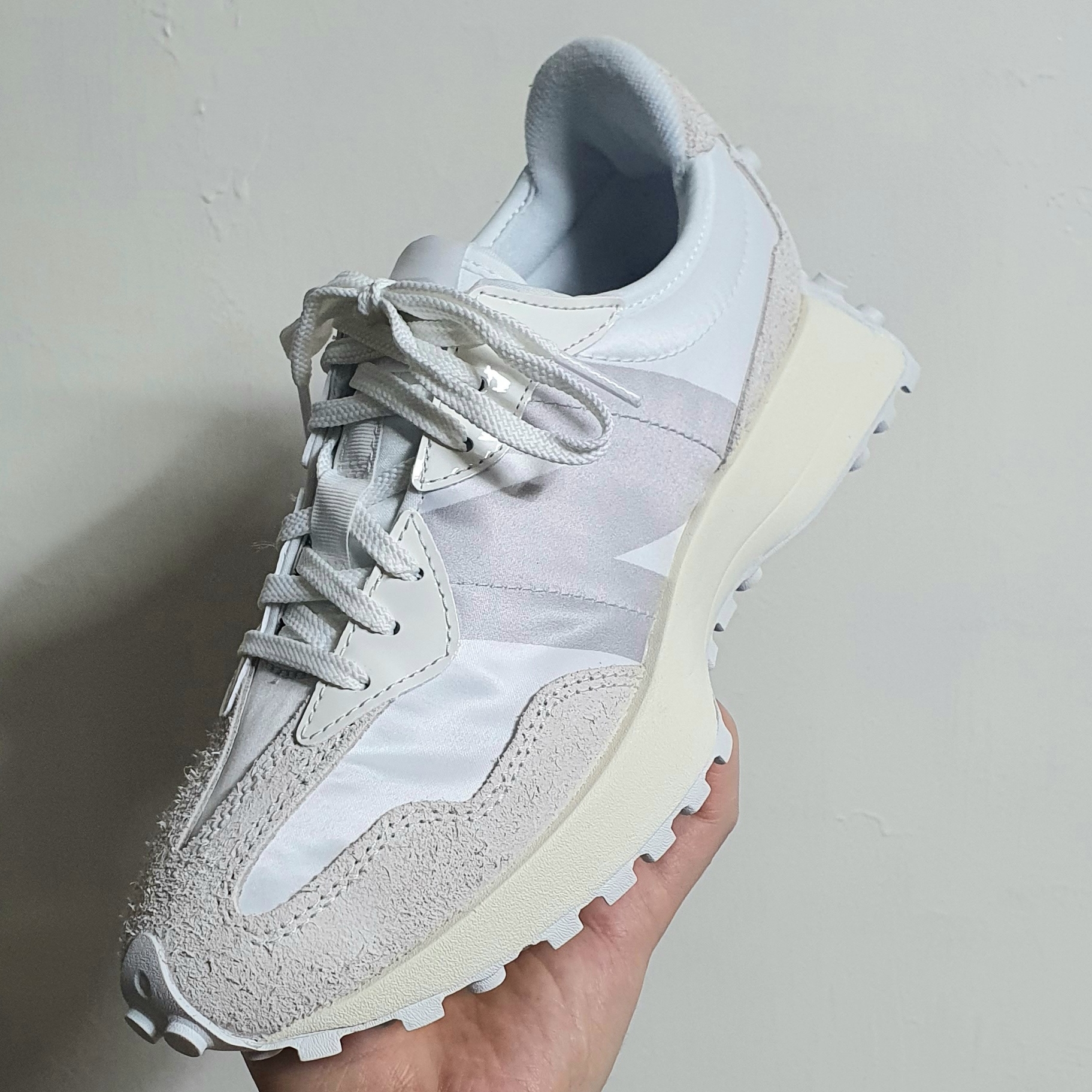 (W) New Balance 327 White Moonbeam 착용 스타일