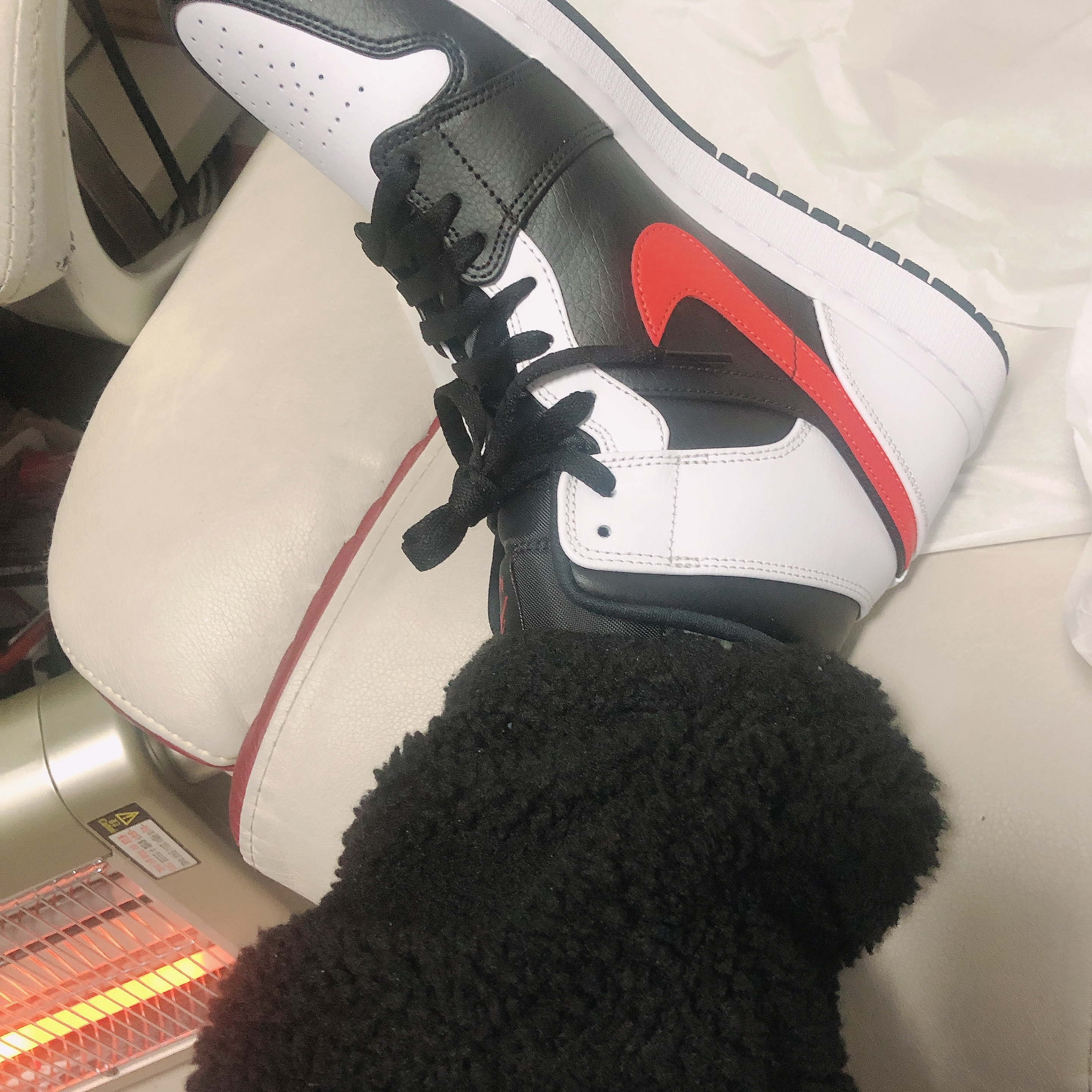 Jordan 1 Mid Black Chile Red 착용 스타일 - 1
