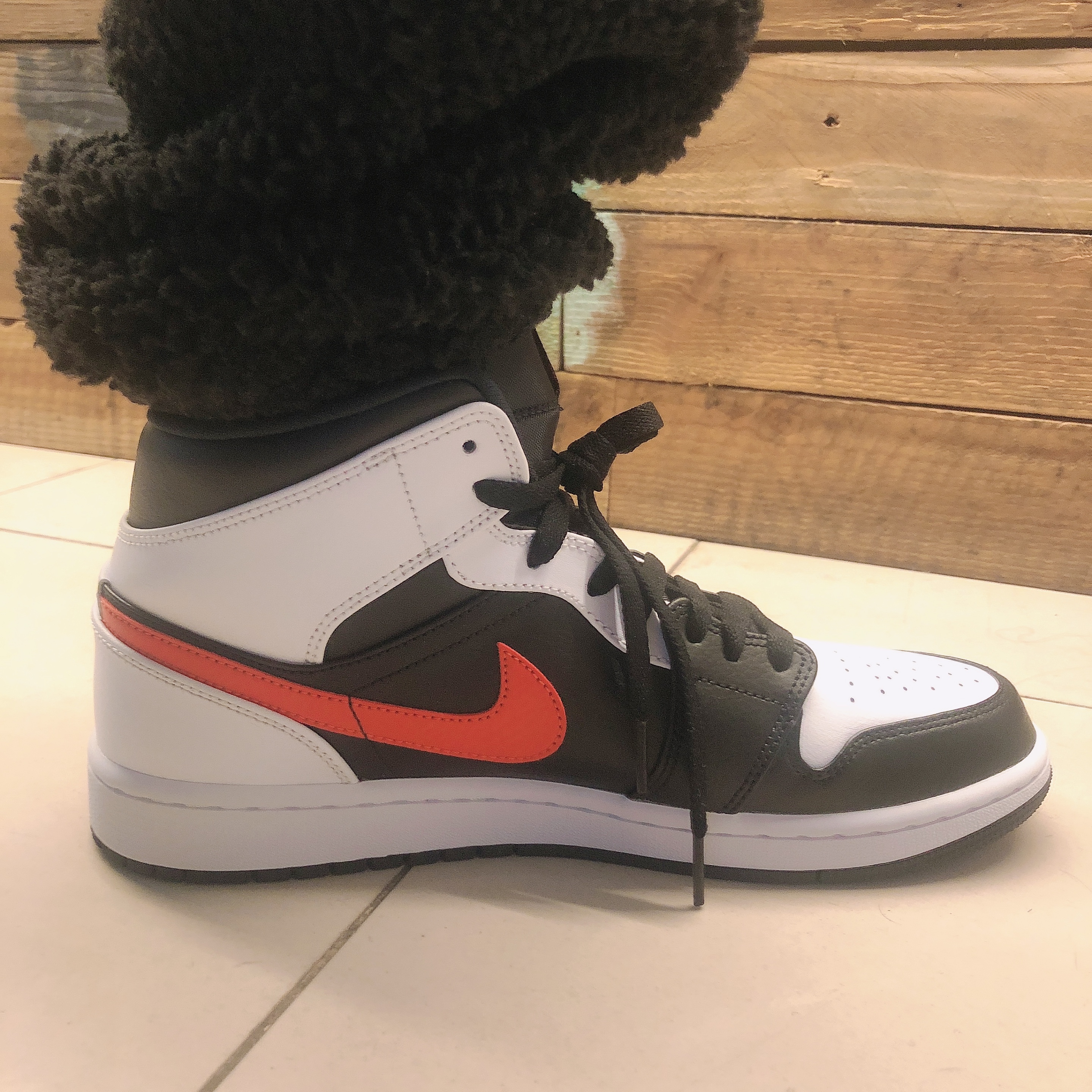 Jordan 1 Mid Black Chile Red 착용 스타일 - 3