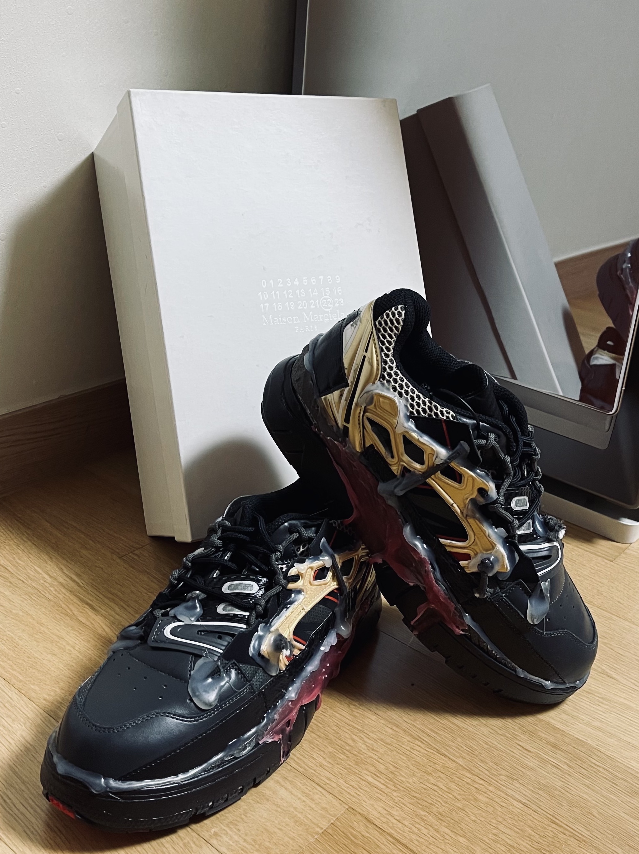 Maison Margiela Fusion Low Top Sneakers Black Gold Red 착용 스타일