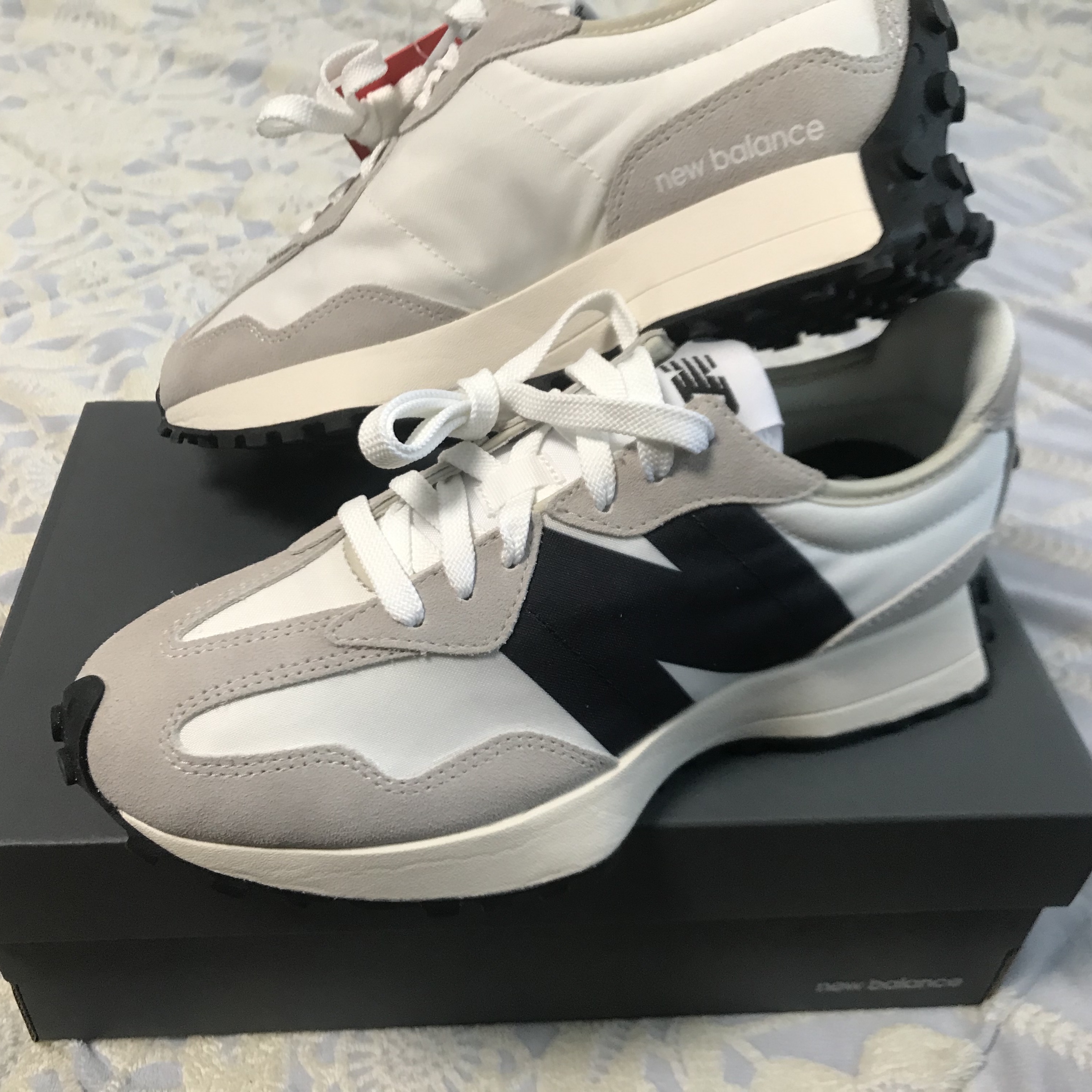 New Balance 327 White Black 착용 스타일