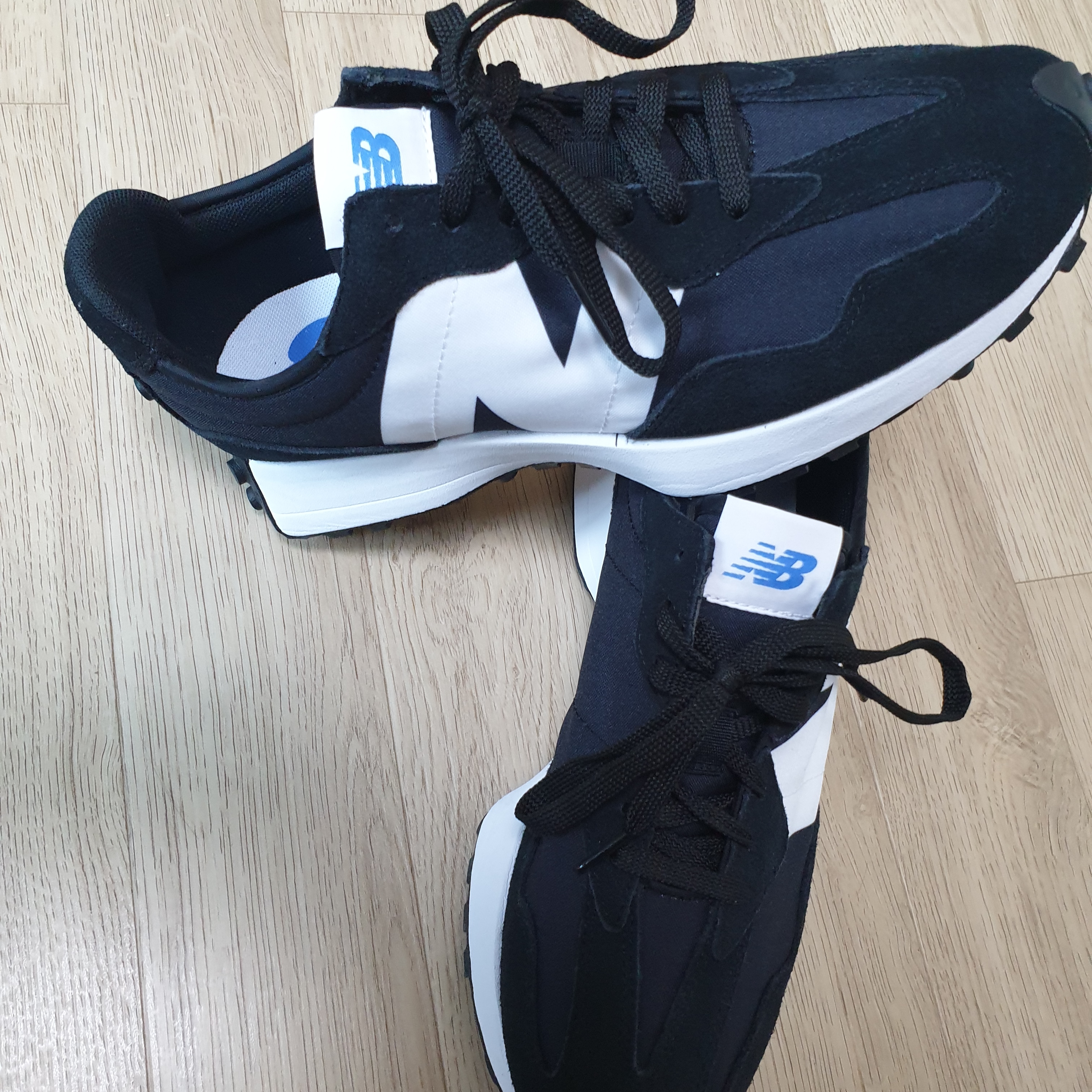 New Balance 327 Black 착용 스타일 - 1