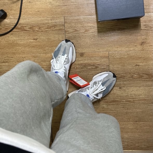 New Balance 327 Grey 착용 스타일 - 2