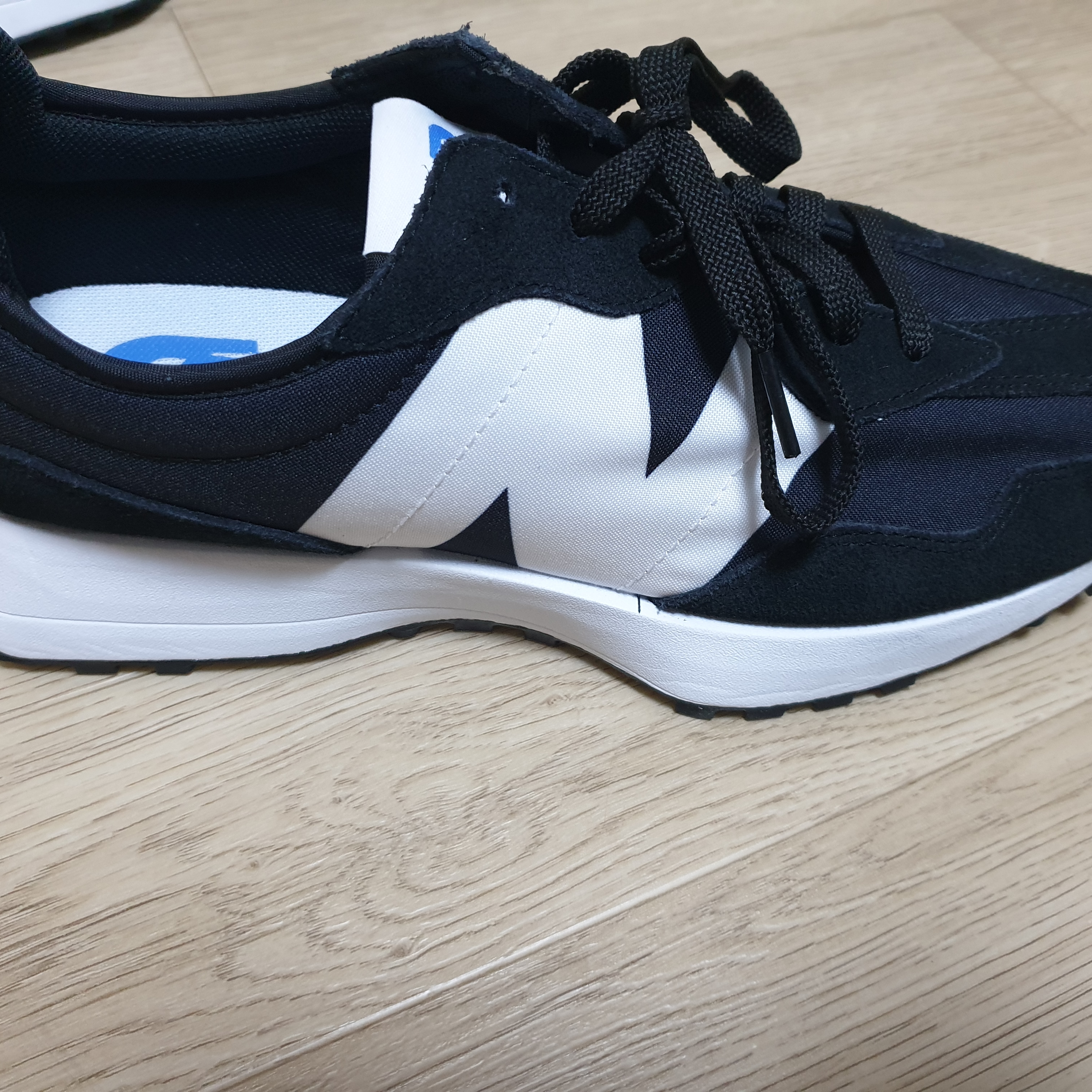 New Balance 327 Black 착용 스타일 - 2