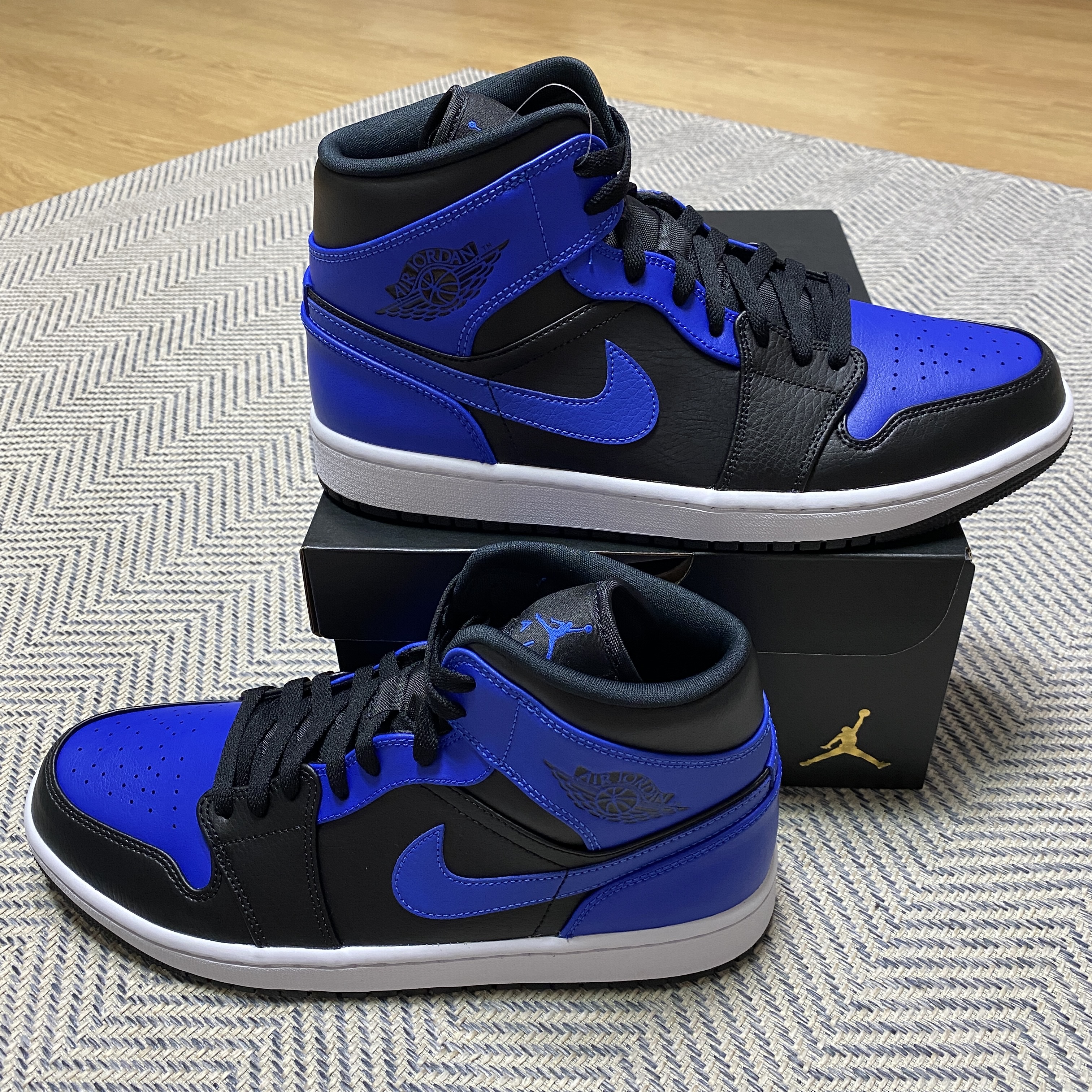 Jordan 1 Mid Black Hyper Royal 착용 스타일 - 2