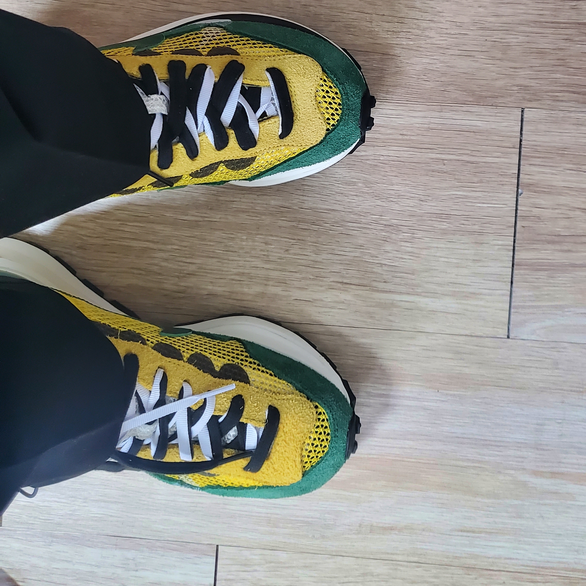Nike x Sacai VaporWaffle Tour Yellow & Gorge Green Sail 착용 스타일