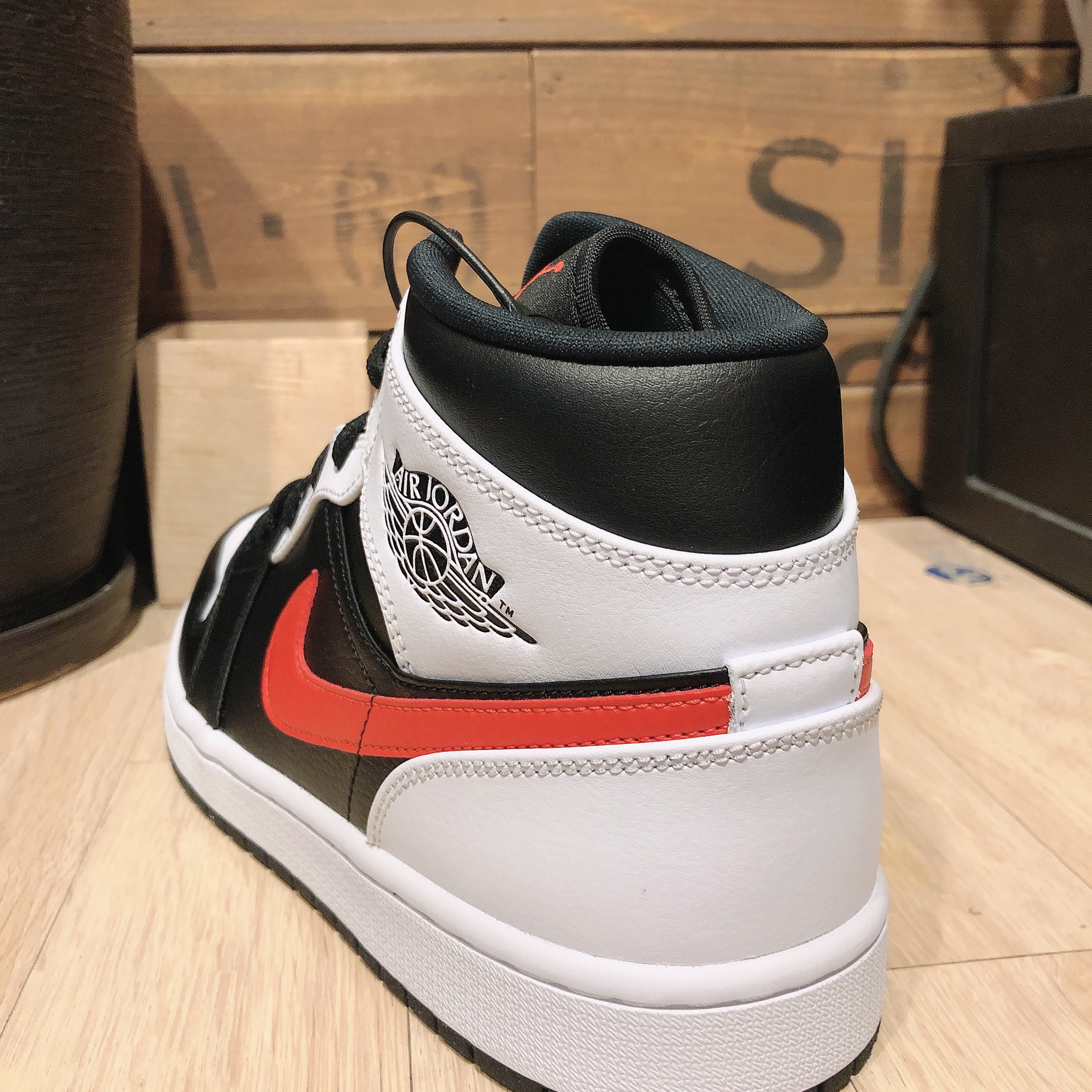 Jordan 1 Mid Black Chile Red 착용 스타일 - 4