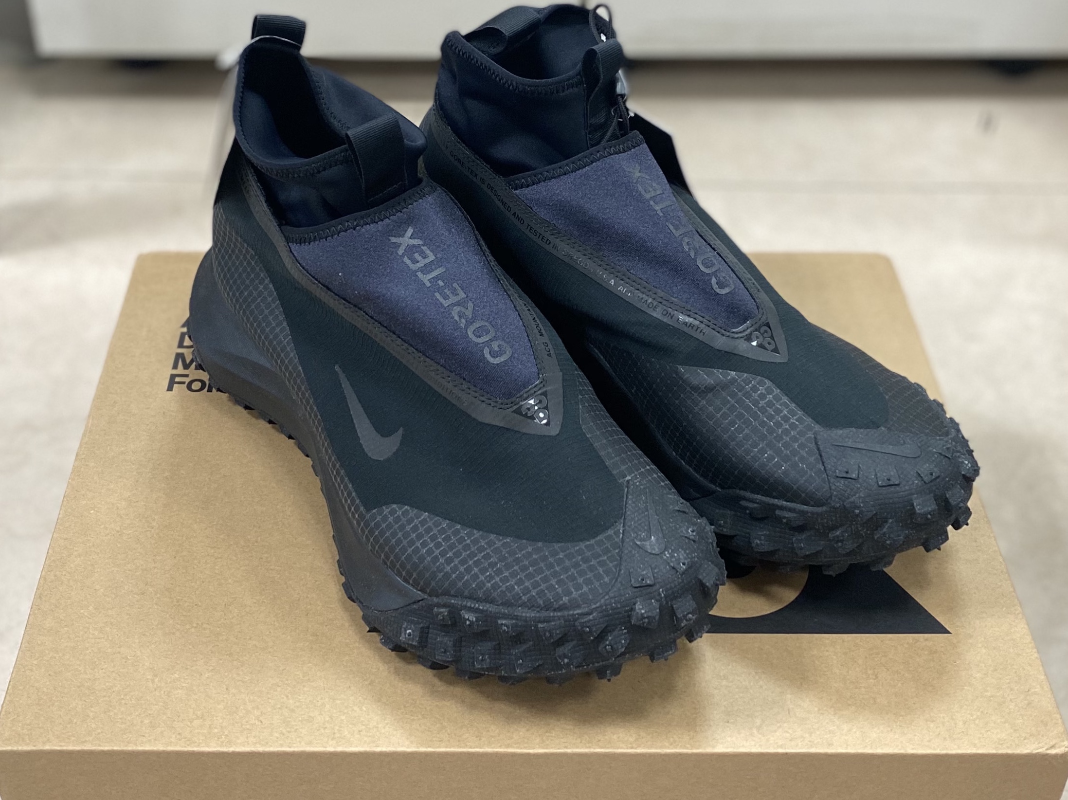 Nike ACG Mountain Fly Gore-Tex Black and Dark Grey 착용 스타일