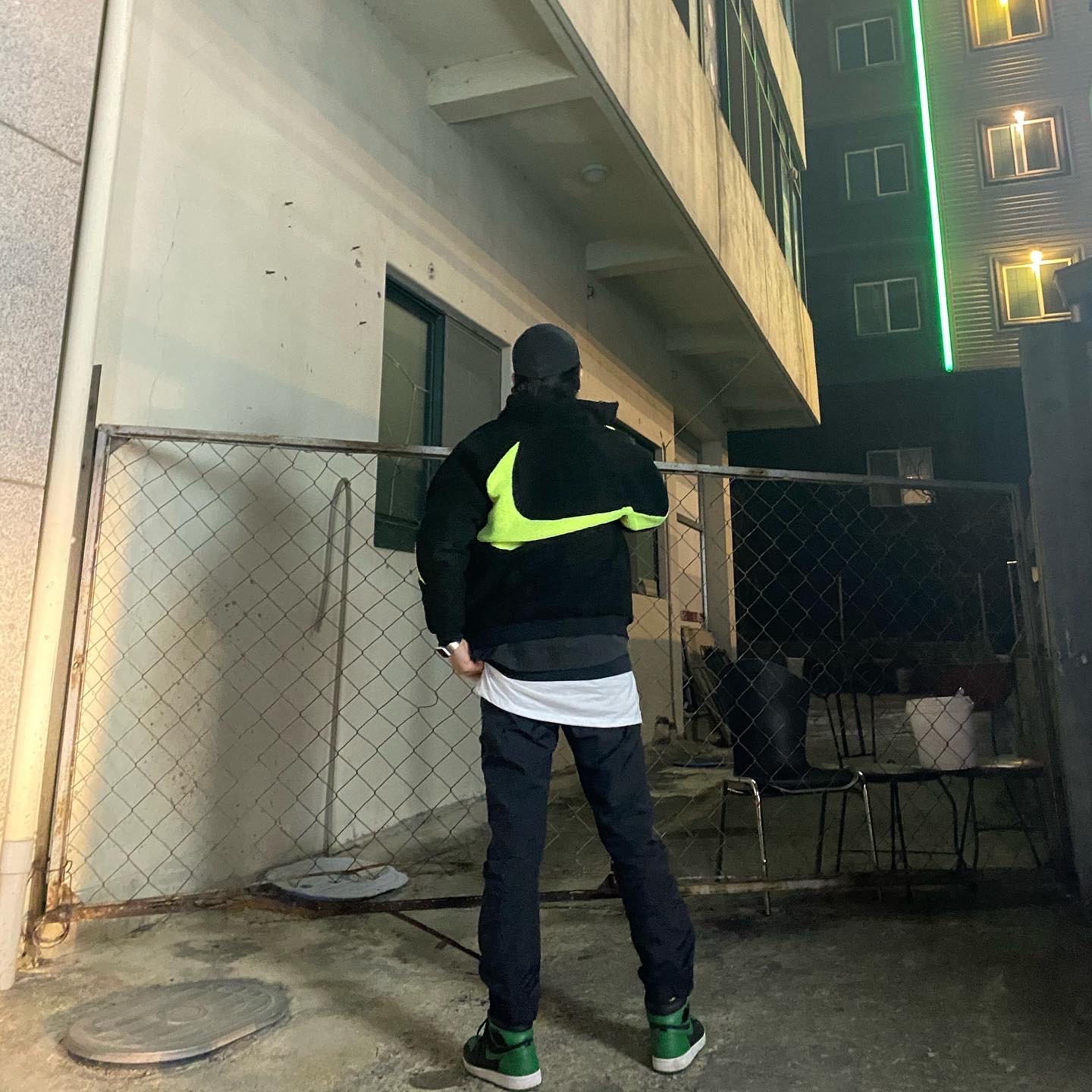 Nike Big Swoosh Full Zip Jacket Black Volt, Jordan 1 Retro High OG Pine Green Black 착용 스타일 - 1