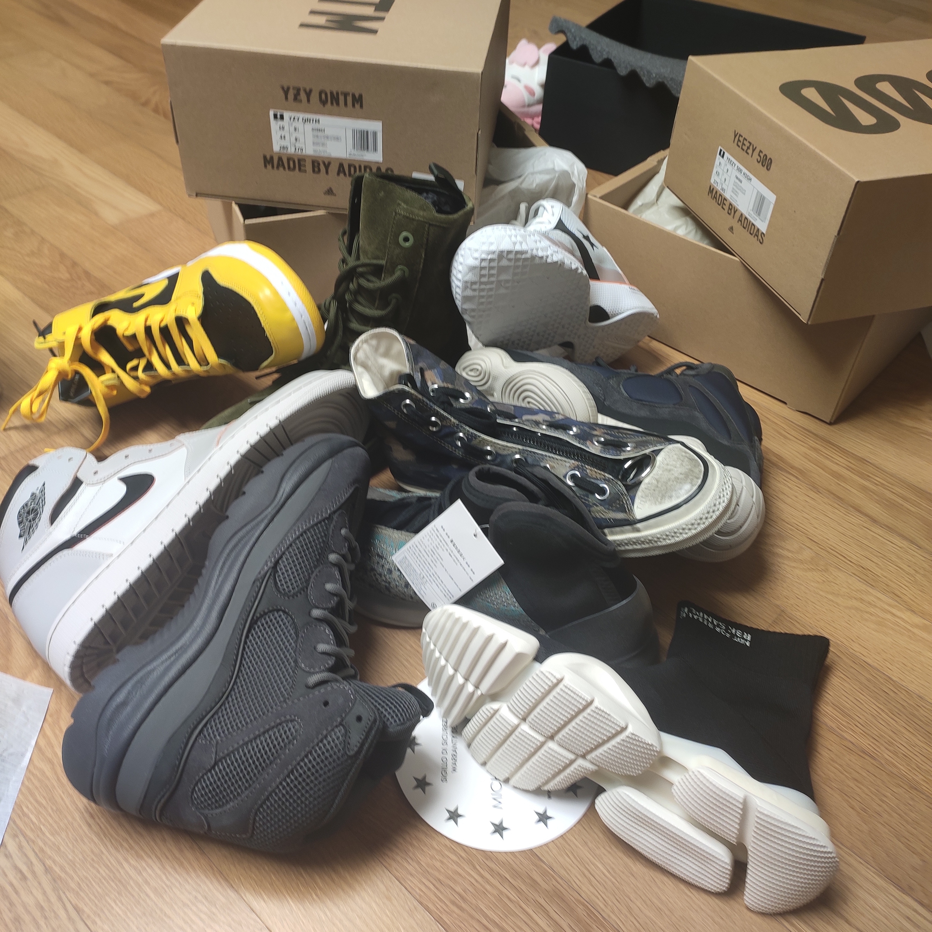 Nike Dunk High SP Varsity Maize, Jordan 1 Retro High OG Defiant SB NYC to Paris 착용 스타일