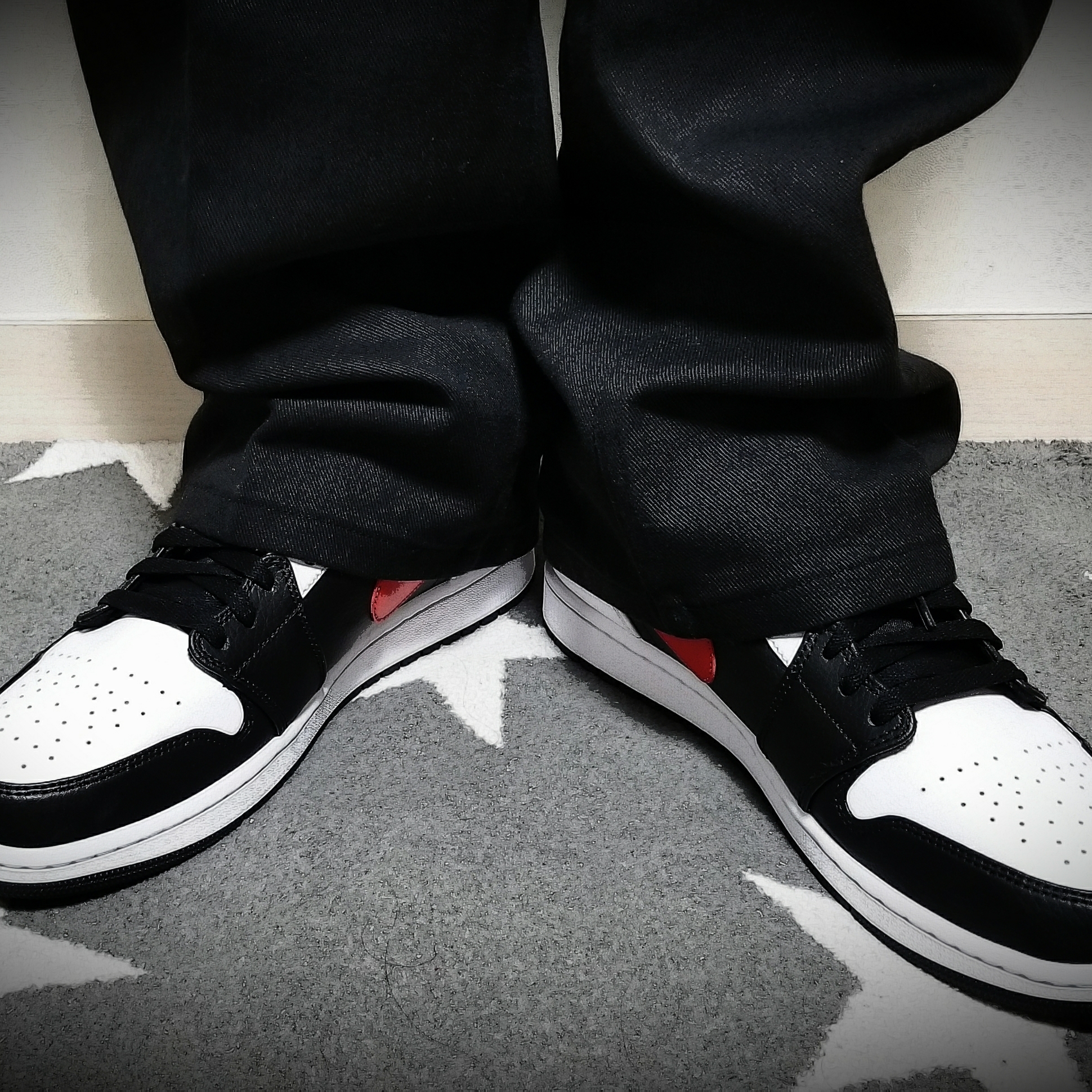 Jordan 1 Mid Black Chile Red 착용 스타일 - 1