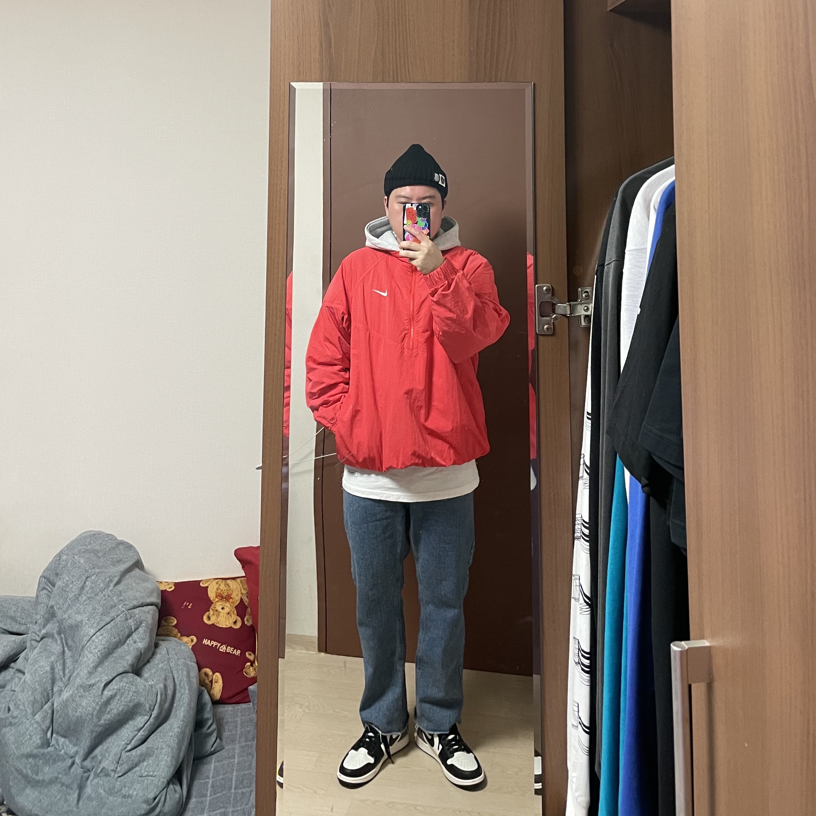 Nike x Stussy Windrunner Jacket Habanero Red, Jordan 1 Retro High OG Black Mocha 착용 스타일 - 1