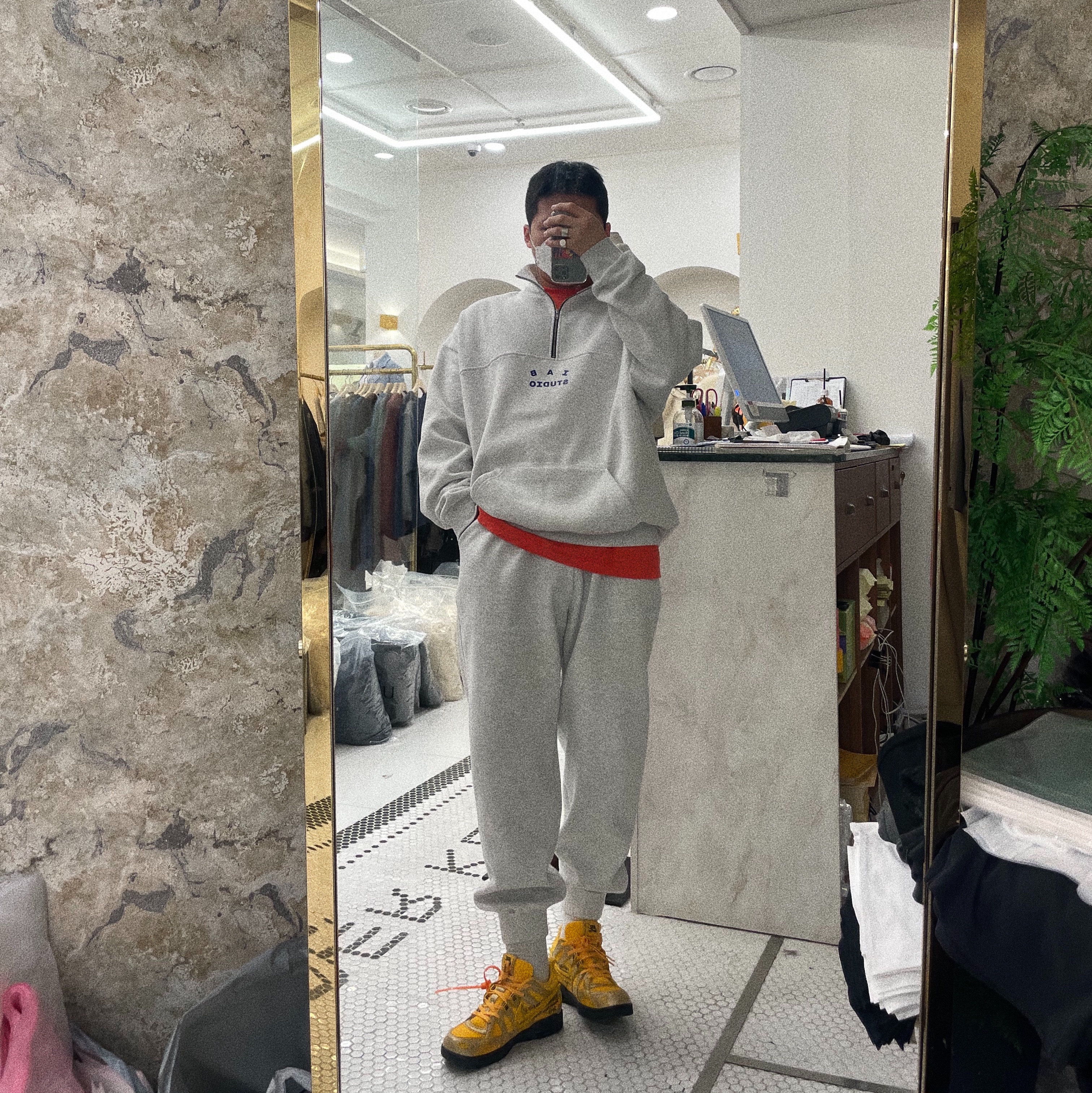IAB Studio Half Zip Pullover Light Gray, Nike x Off-White Air Rubber Dunk University Gold 착용 스타일