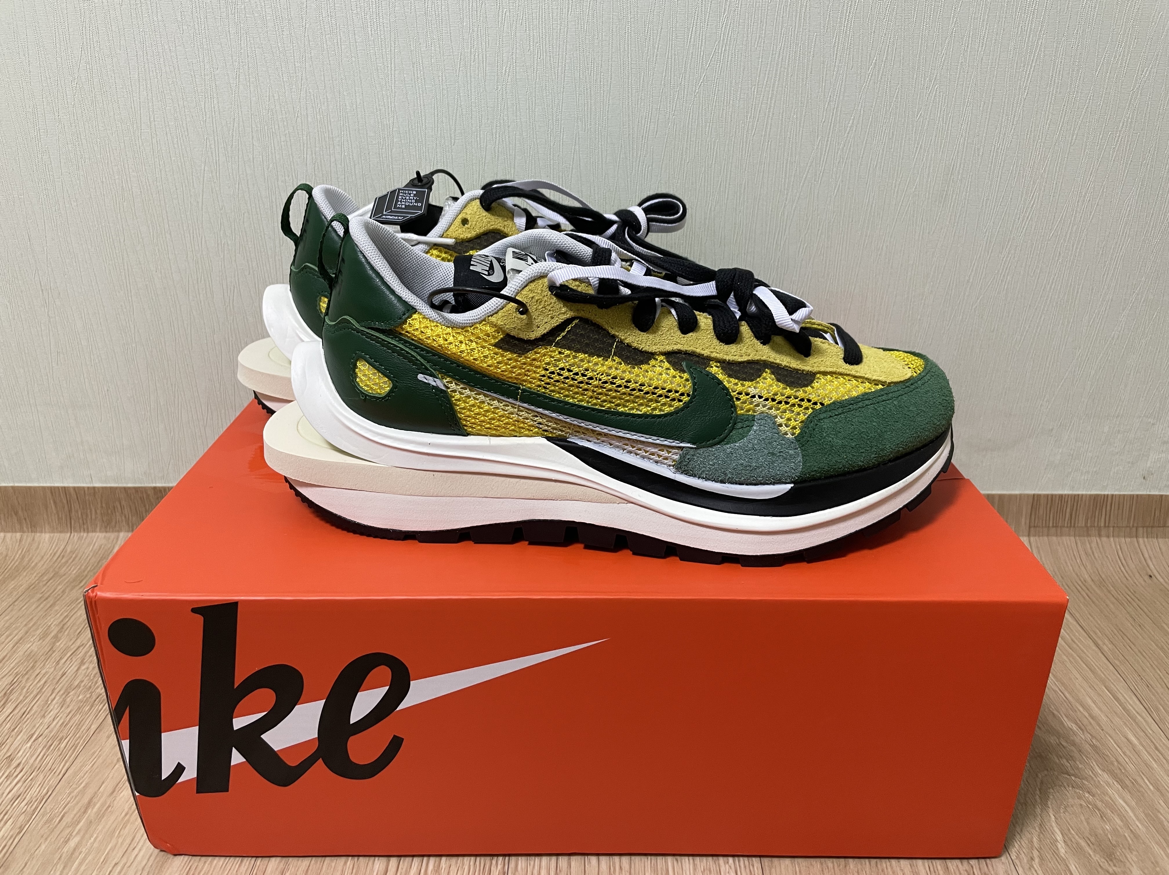 Nike x Sacai VaporWaffle Tour Yellow & Gorge Green Sail 착용 스타일 - 1