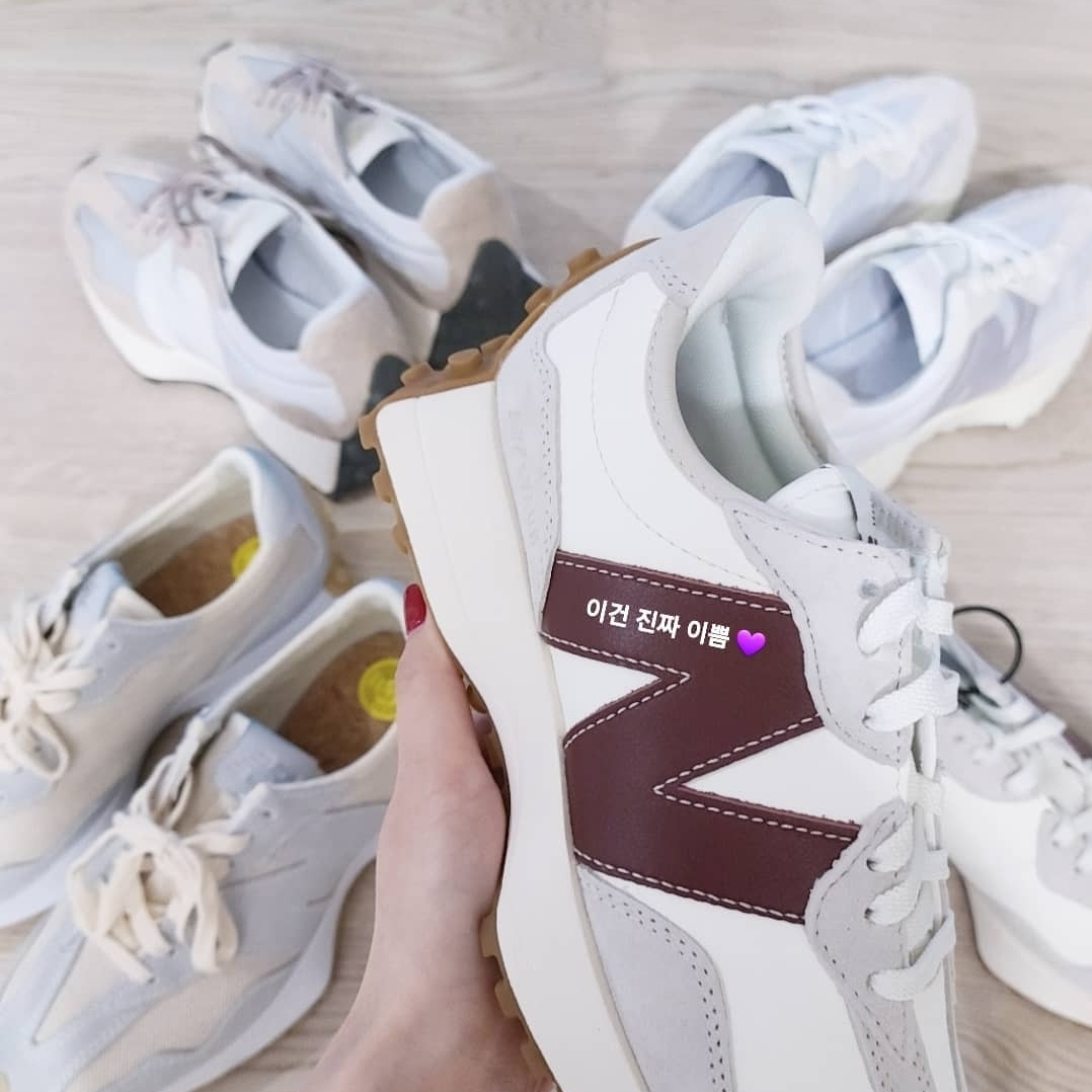 (W) New Balance 327 White Moonbeam, (W) New Balance 327 Grey Beige 착용 스타일