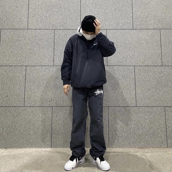 Nike x Stussy Windrunner Jacket Off Noir, Nike x Stussy Beach Pants Off Noir 착용 스타일 - 1