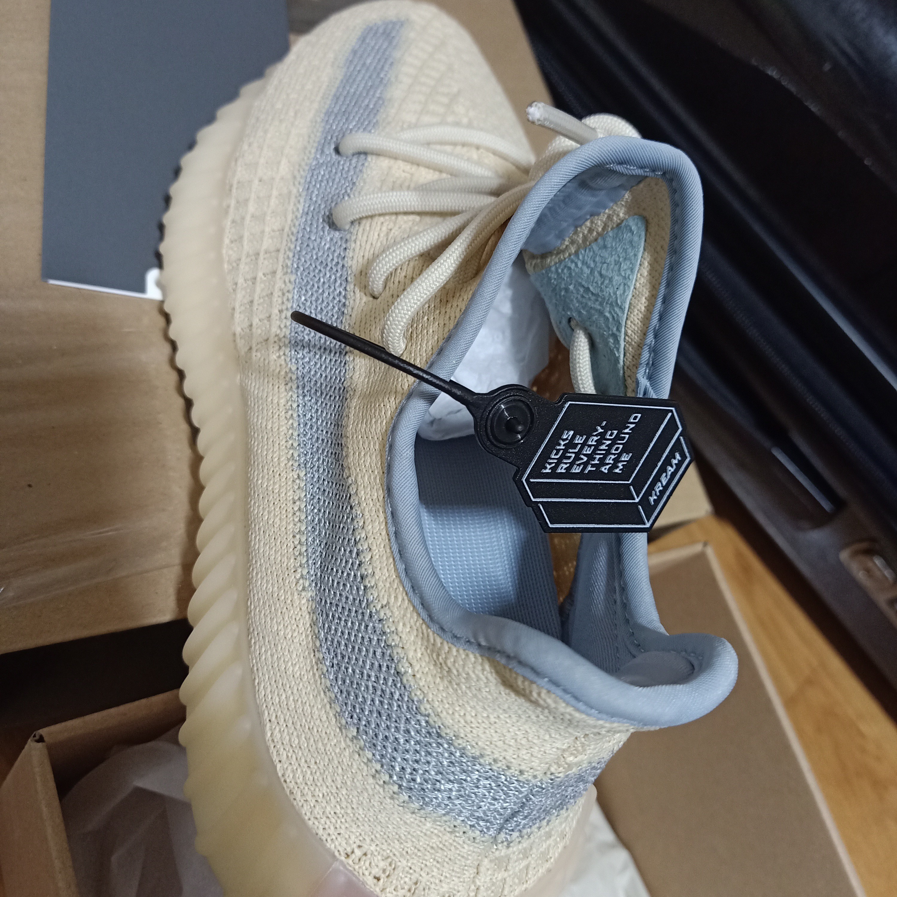 Adidas Yeezy Boost 350 V2 Linen 착용 스타일 - 4