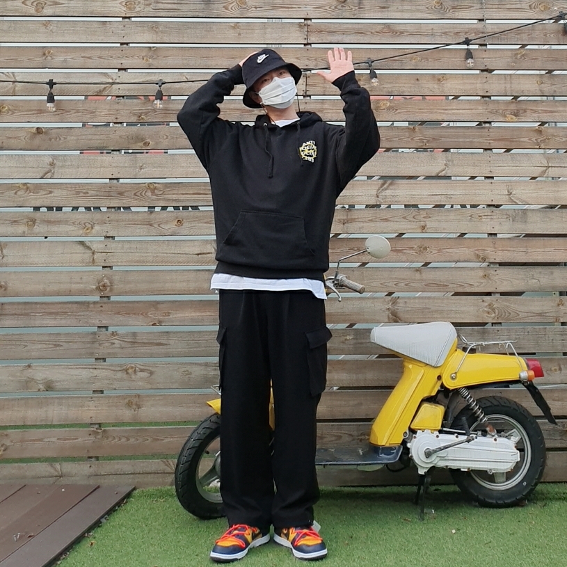 Nike x Off-White Dunk Low University Gold Midnight Navy, Anti Social Social Club x Fragment Bolt Hoodie Yellow 착용 스타일