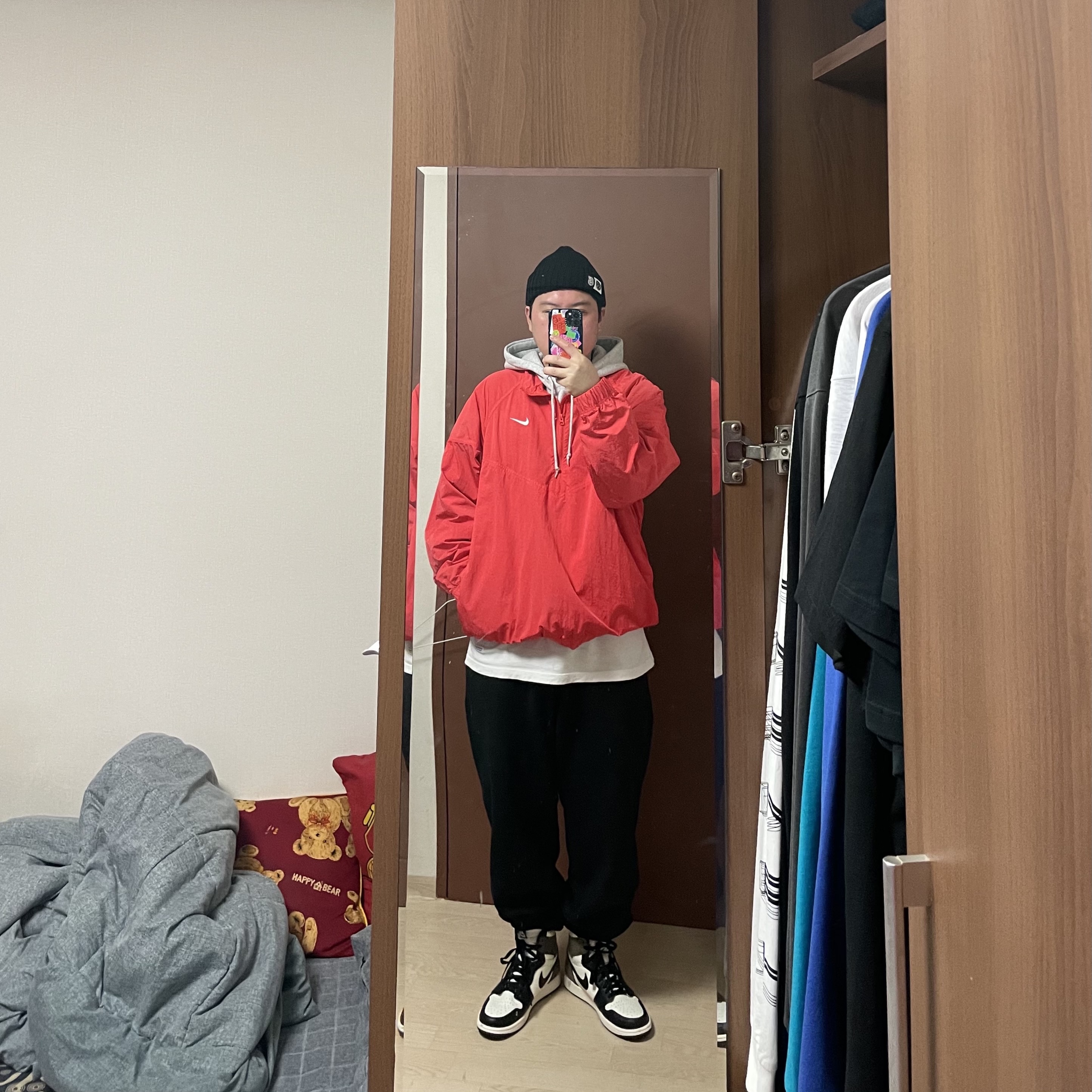 Nike x Stussy Windrunner Jacket Habanero Red, Jordan 1 Retro High OG Black Mocha 착용 스타일 - 2