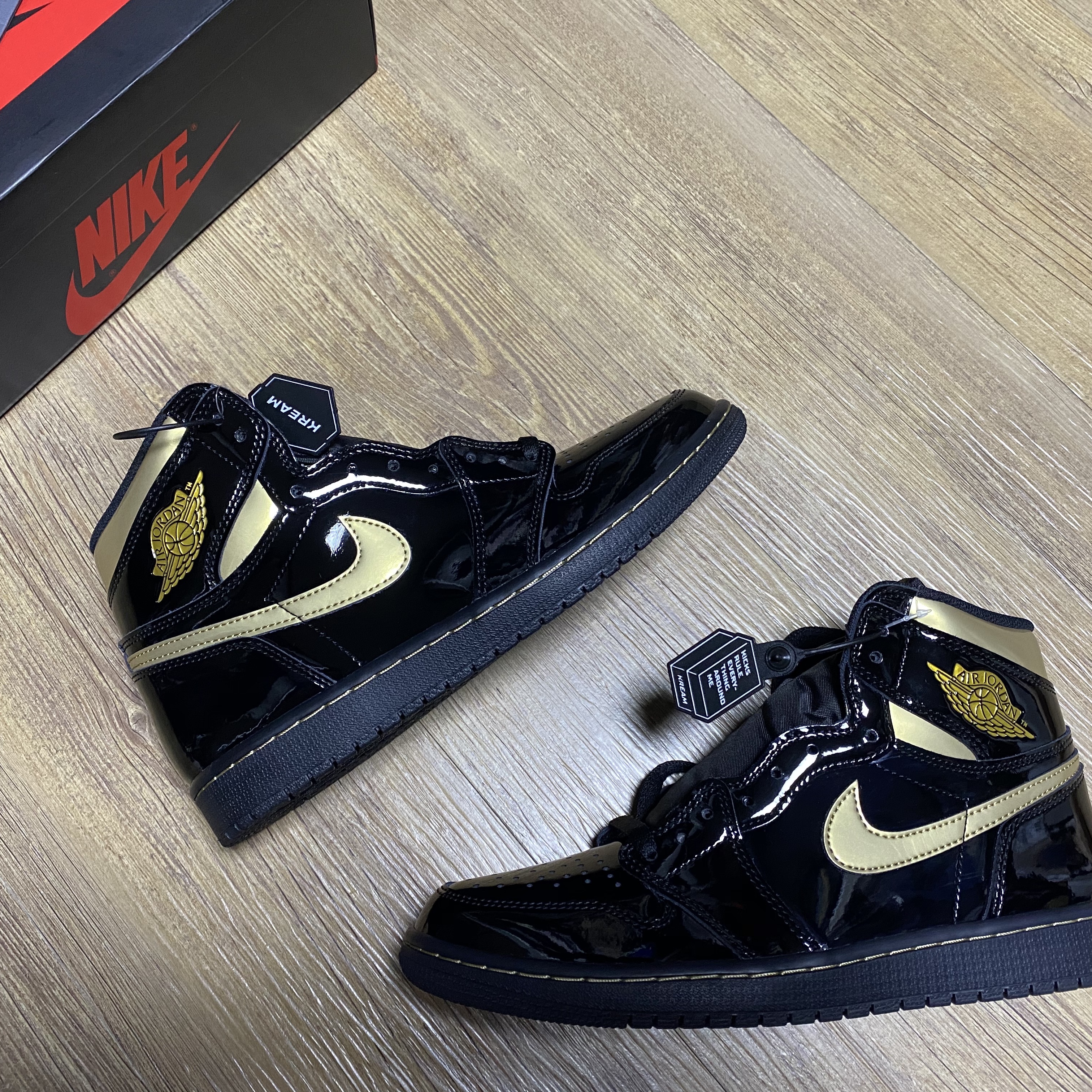 Jordan 1 Retro High OG Metallic Gold 착용 스타일 - 4